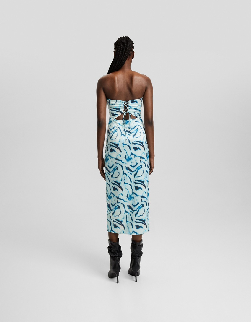 Vestido midi tomara que caia de cetim com amarração nas costas.