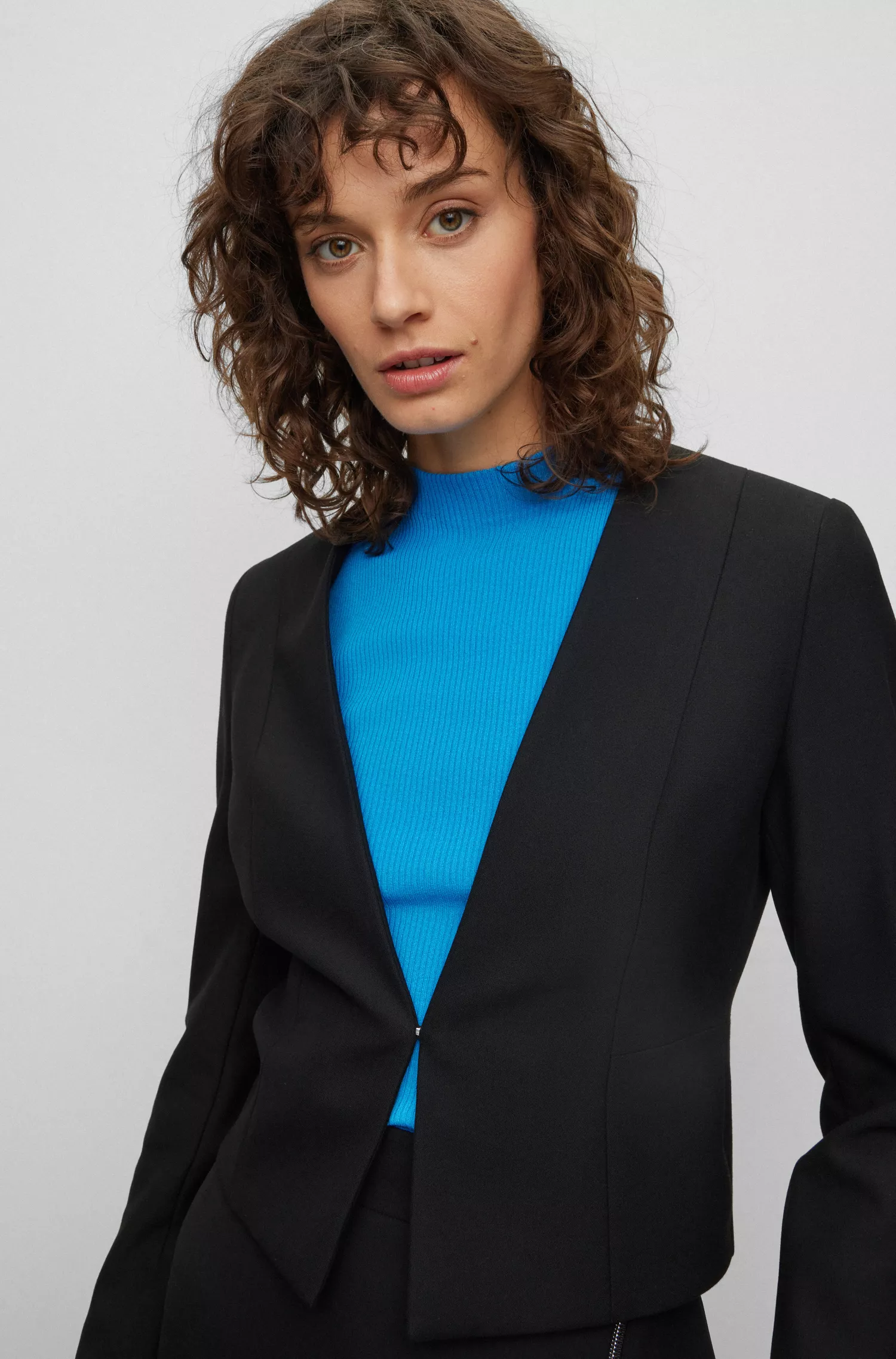 Jaqueta cropped BOSS preta, corte slim, em tecido elástico.