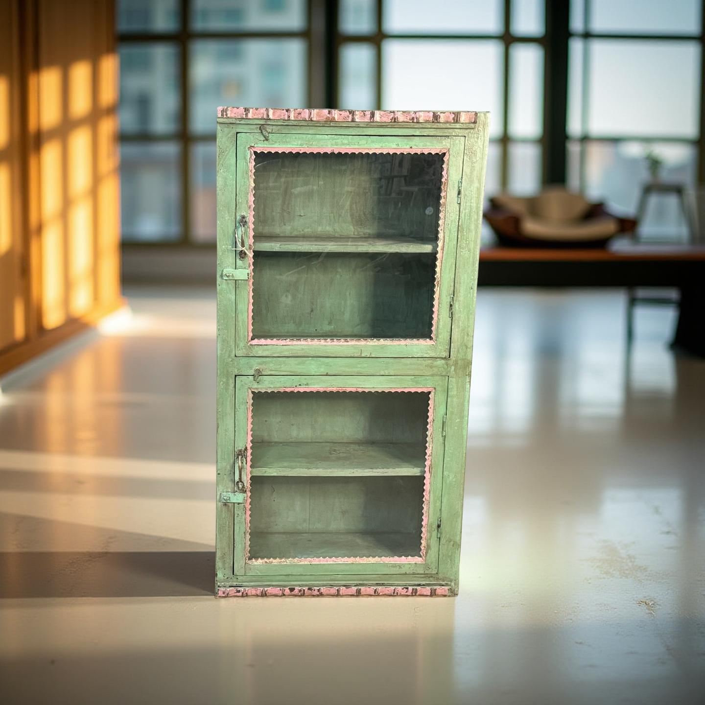 Wandkast groen/roze uniek