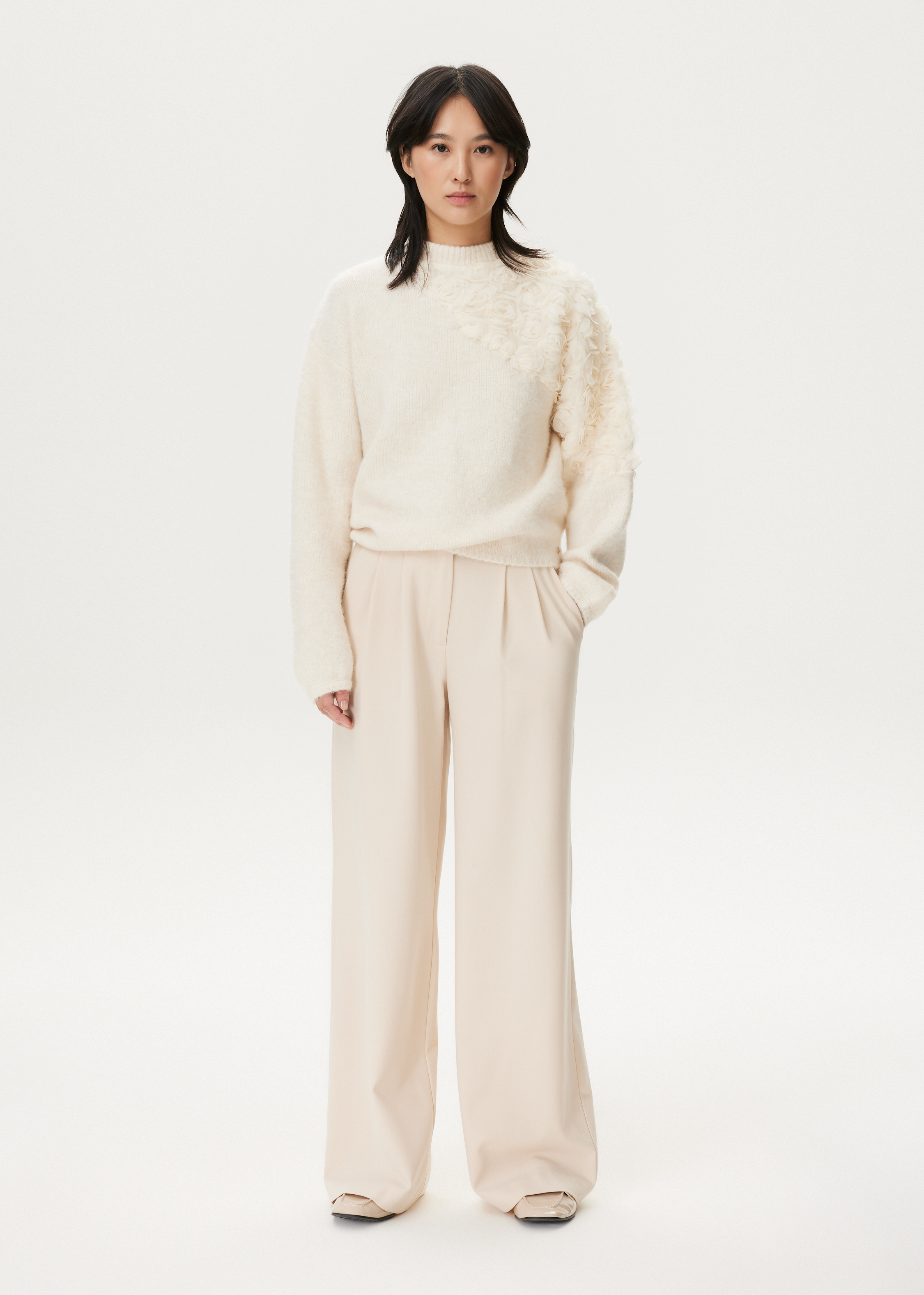 Pantalon met plooien en knoopdetail