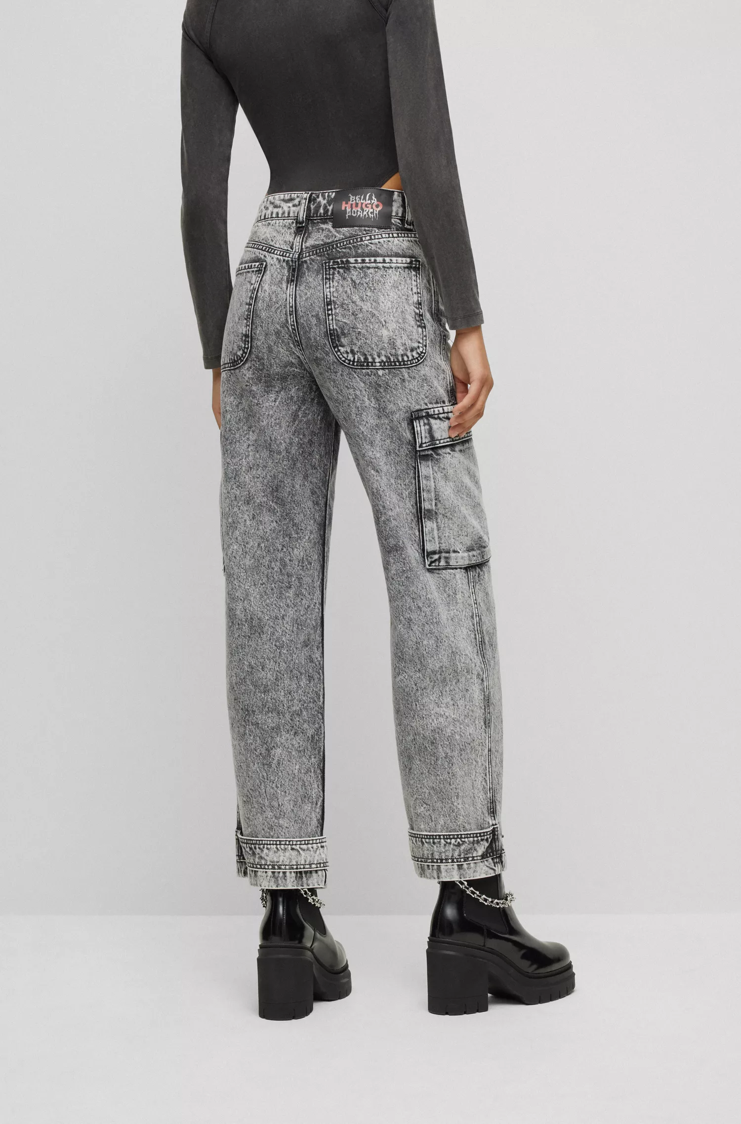 Calça jeans HUGO Red-HUGO x Bella Poarch de modelagem relaxada com bolsos cargo.
