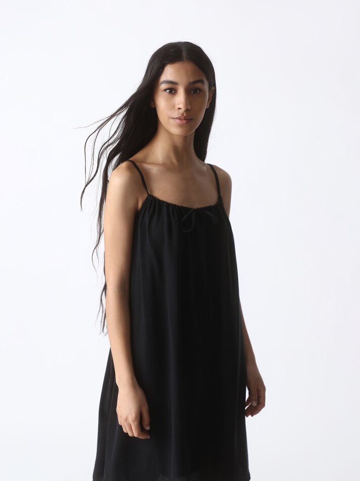 Vestido fluido com alças finas - Preto