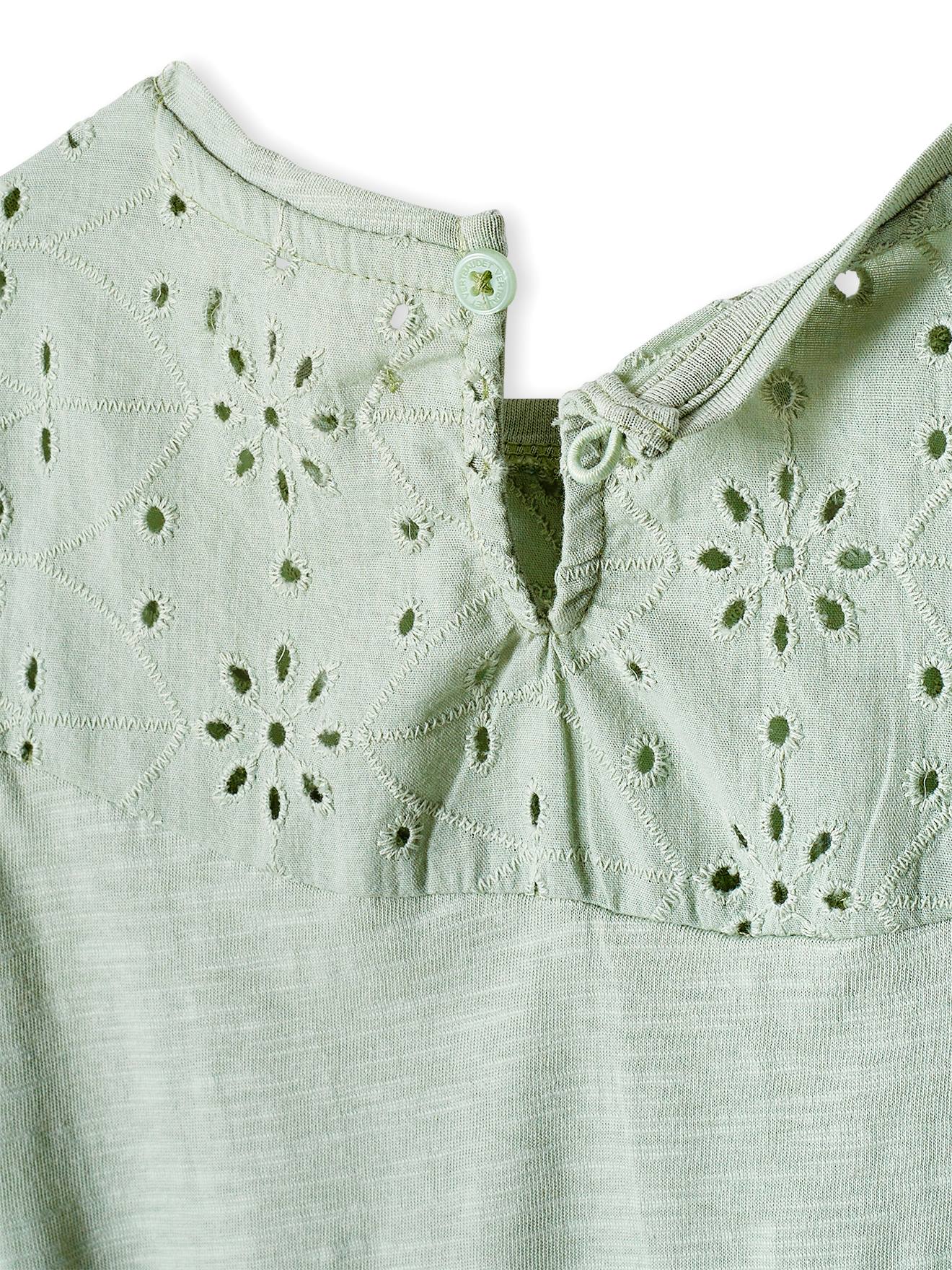 Vestido infantil com detalhes em bordado inglês na cor malva.