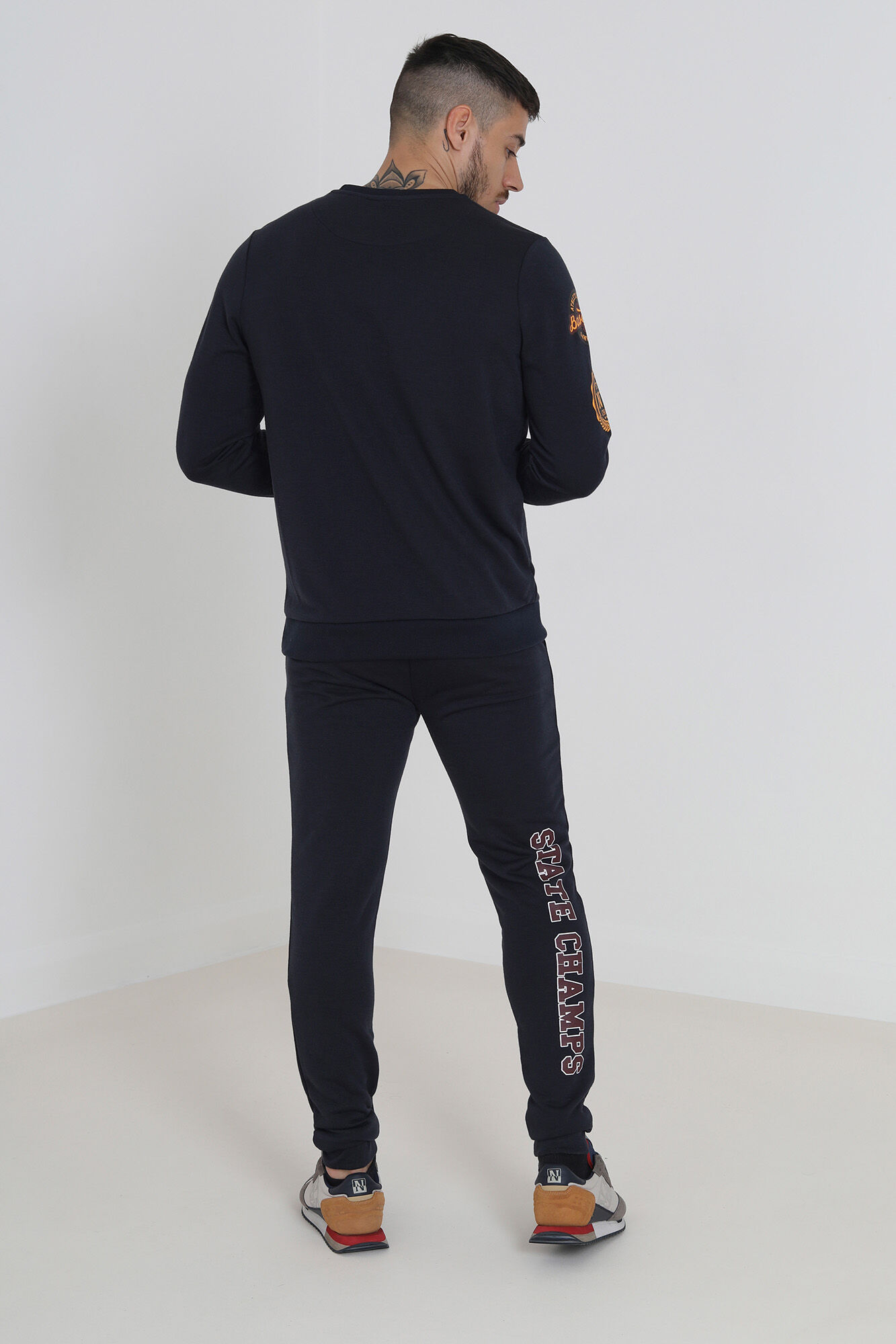Moletom com patches e emblemas