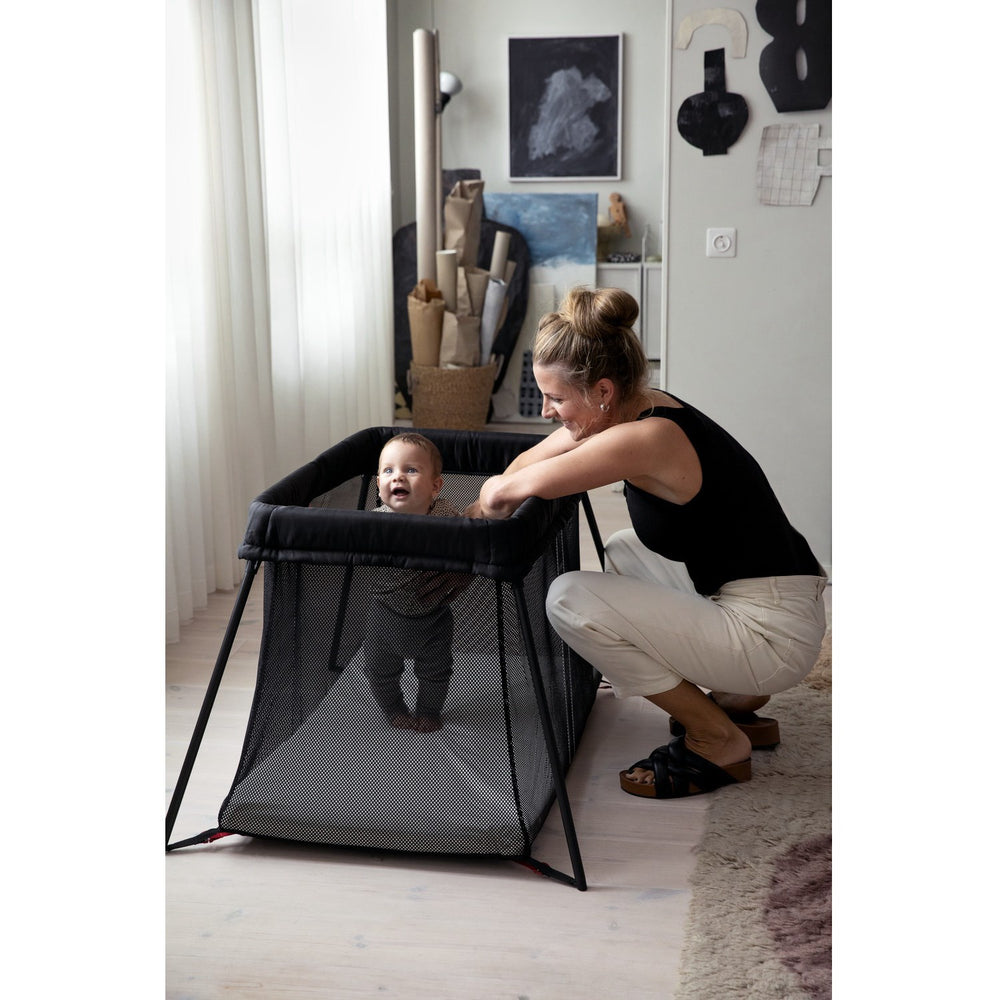 Køb BabyBjörn Black Rejseseng Light Med Overtrækslagen