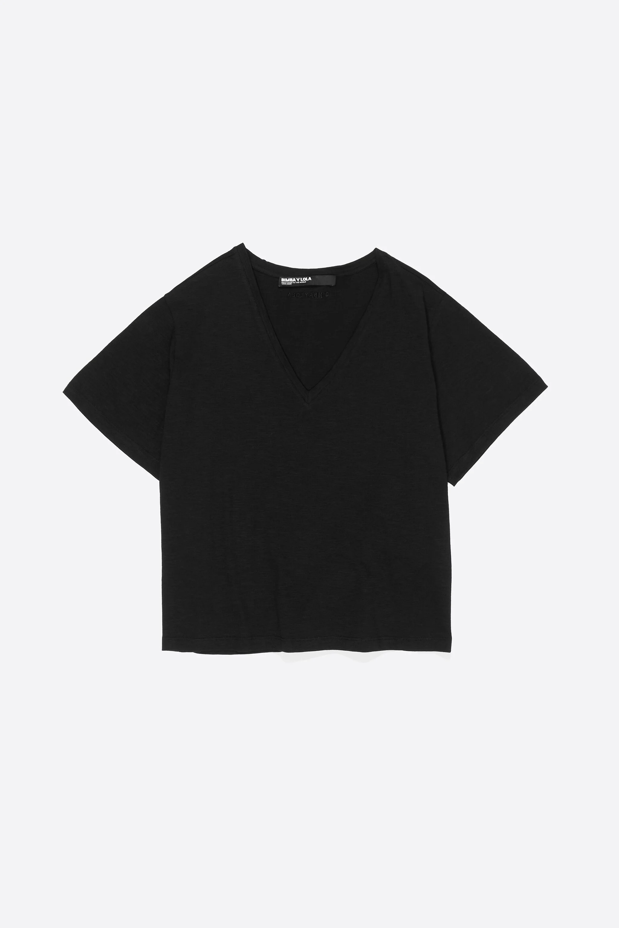 Camiseta preta de algodão com decote em V
