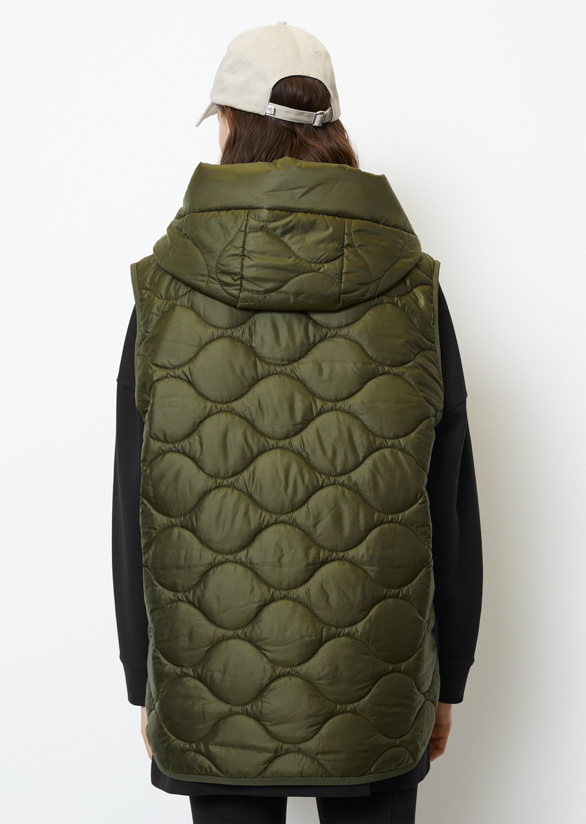 Steppweste im Cape-Stil relaxedaus recyceltem Polyester