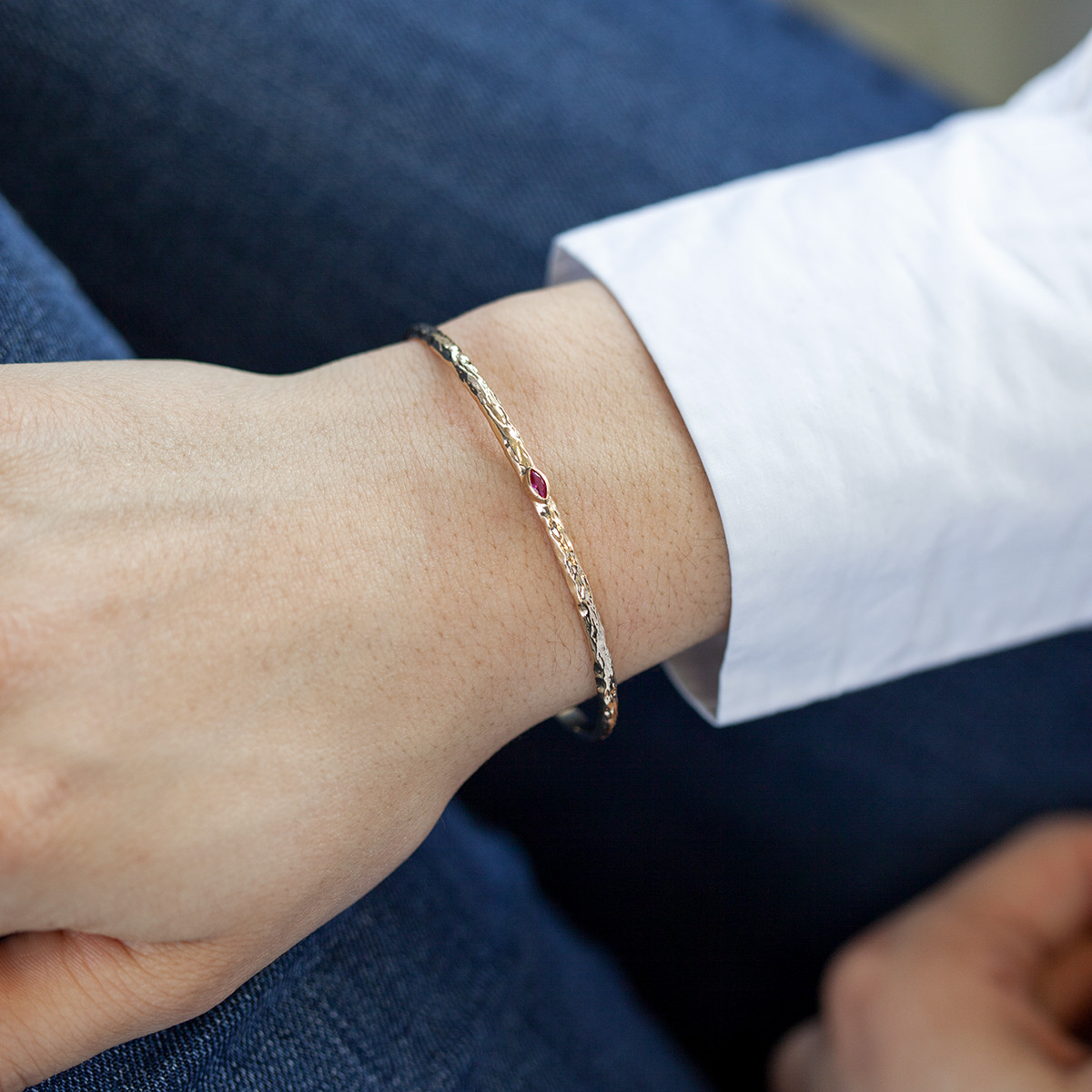 Bracelet plaqué or jaune pierre synthétique rouge