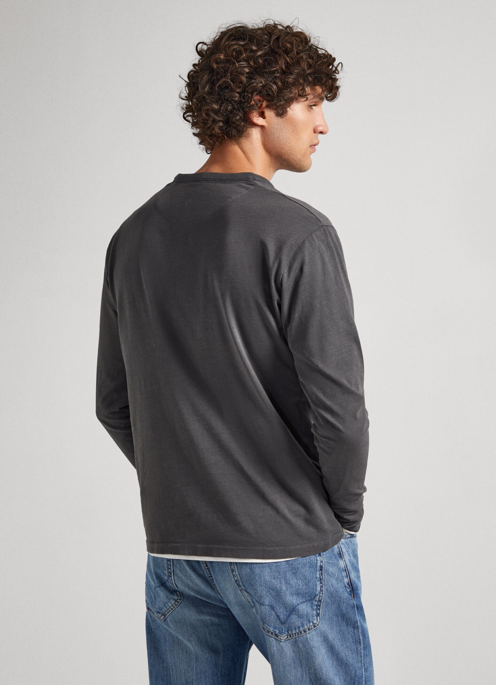 Camiseta com gola padeiro - Cinza Trovão