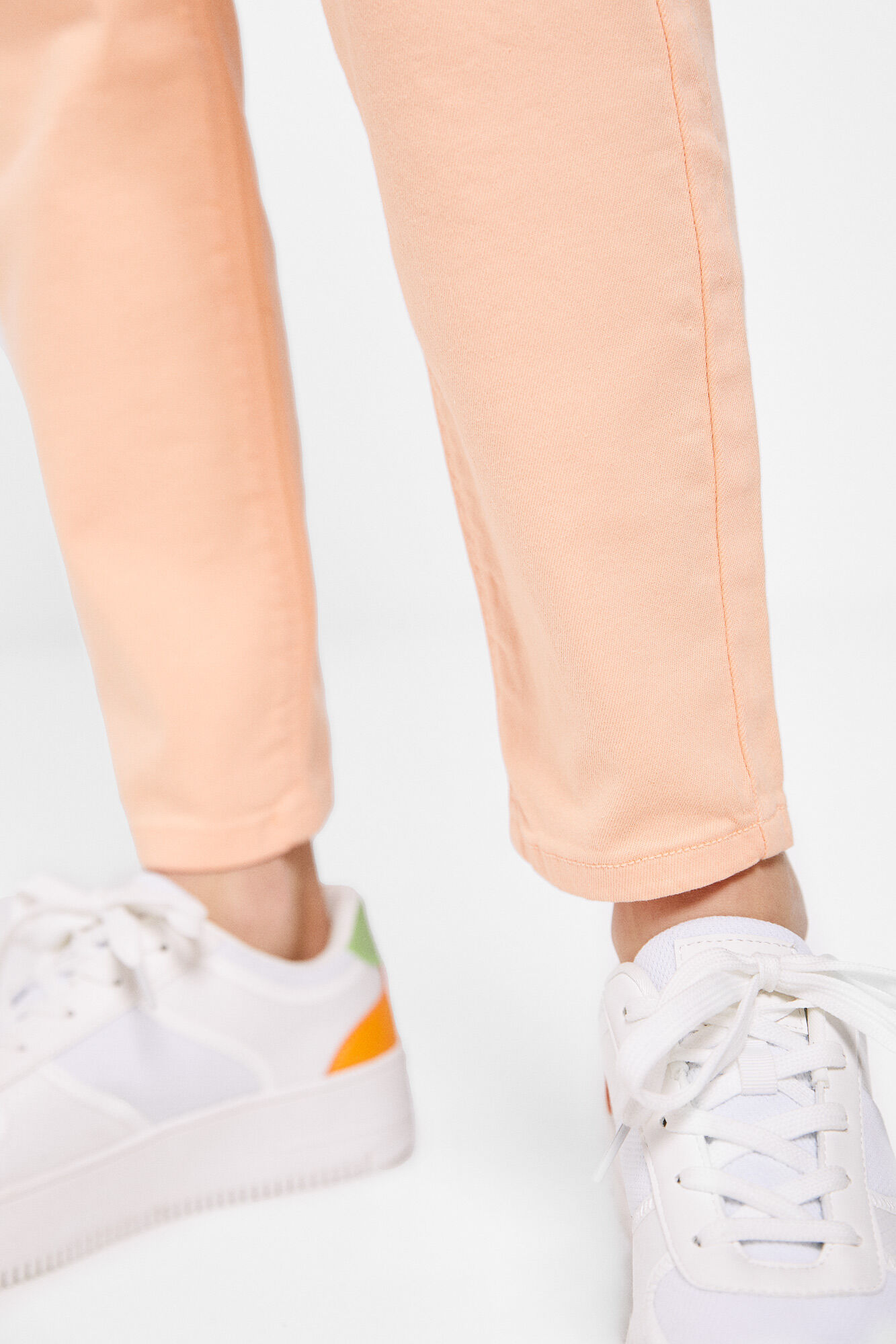 Calça jeans cropped slim tingida ecologicamente - coral