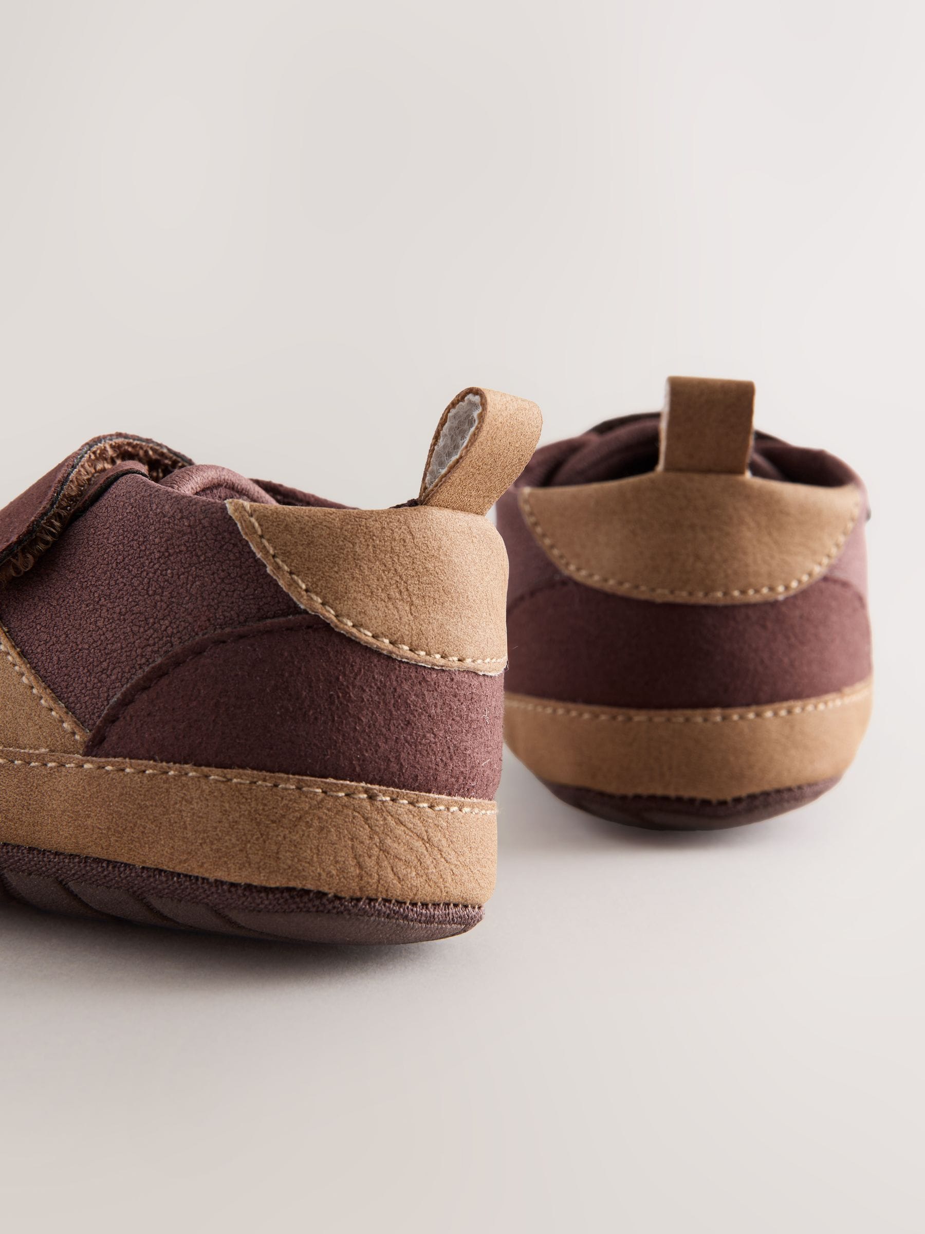 Chocoladebruin - Babysneakers met klittenbandsluiting, elastische veters en visgraatmotief (0 - 2 mnd)