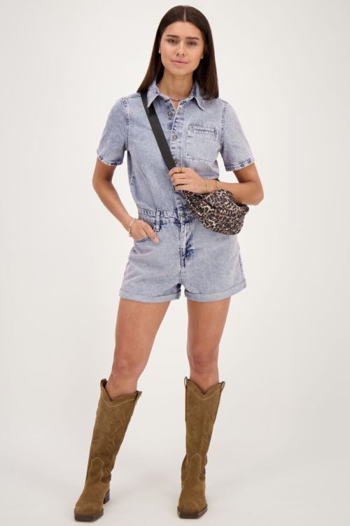 Blauwe denim playsuit met borstzak en roze gloed