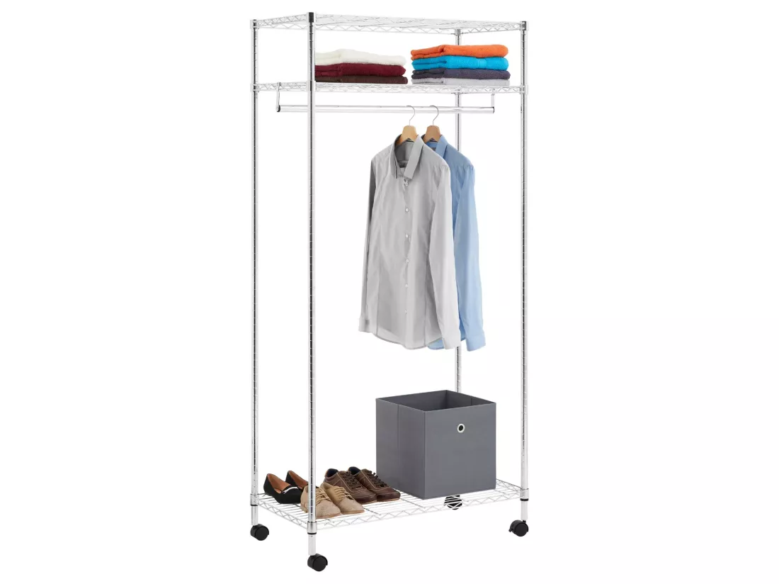 Portant à vêtements BRINDISI penderie simple sur roulettes vestiaire mobile avec 1 barre et 3 tablettes, en métal chromé