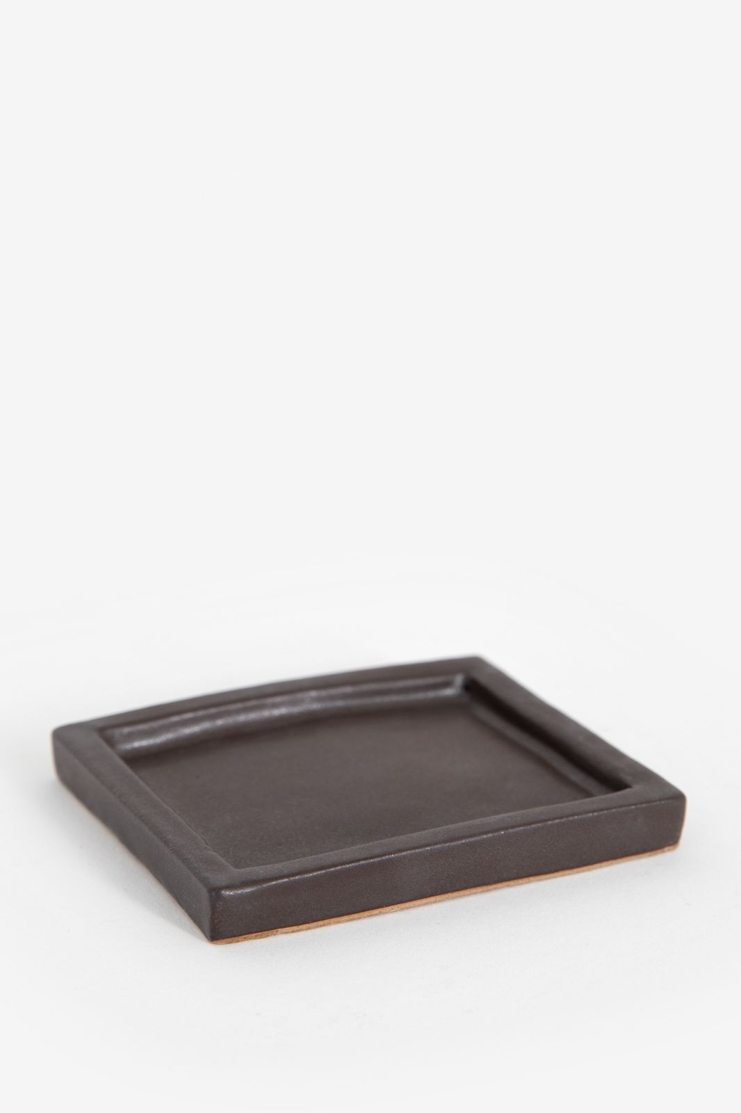 Donkerbruin glazed aardewerk schaaltje