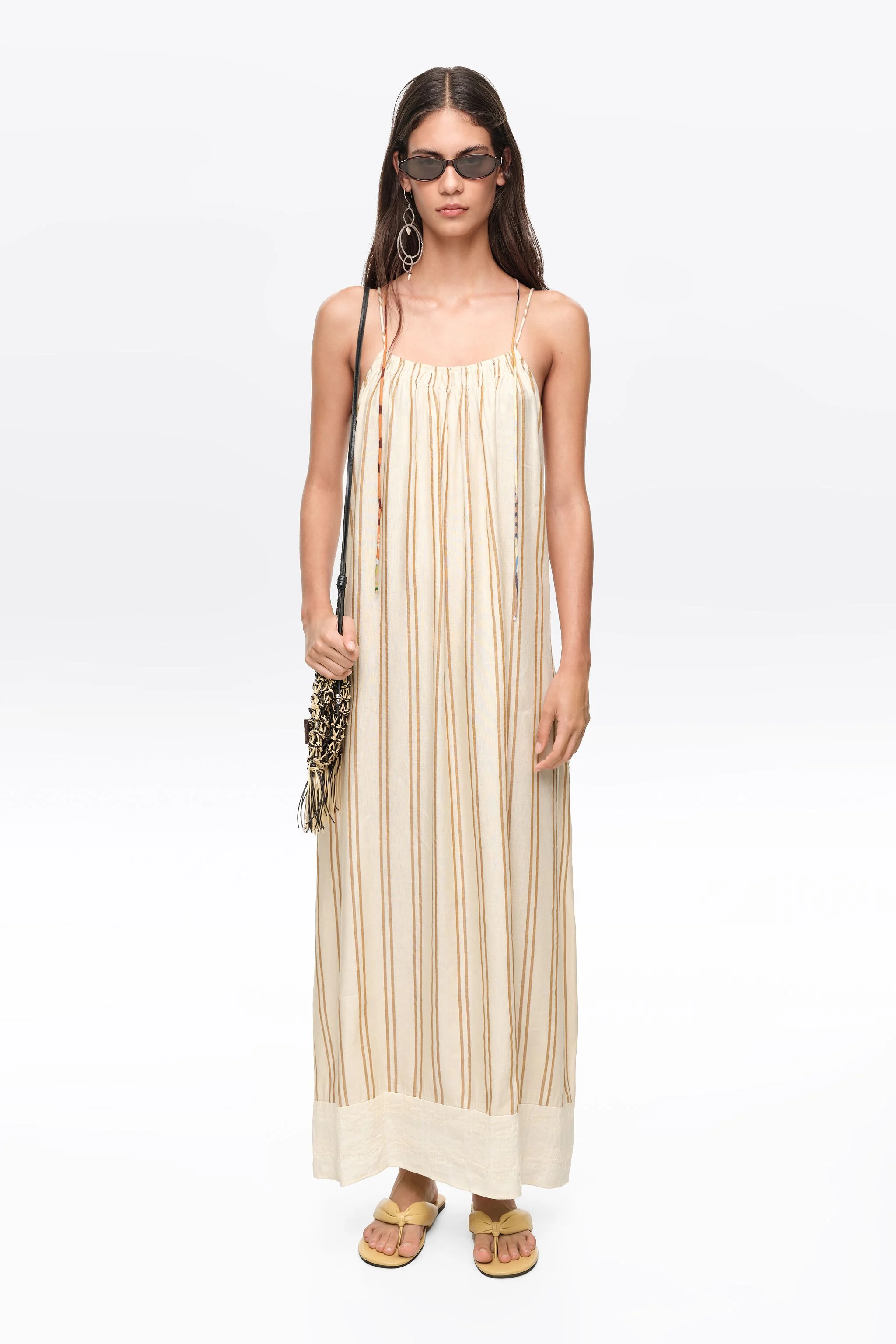 Vestido de linho com listras cor areia e alças finas.