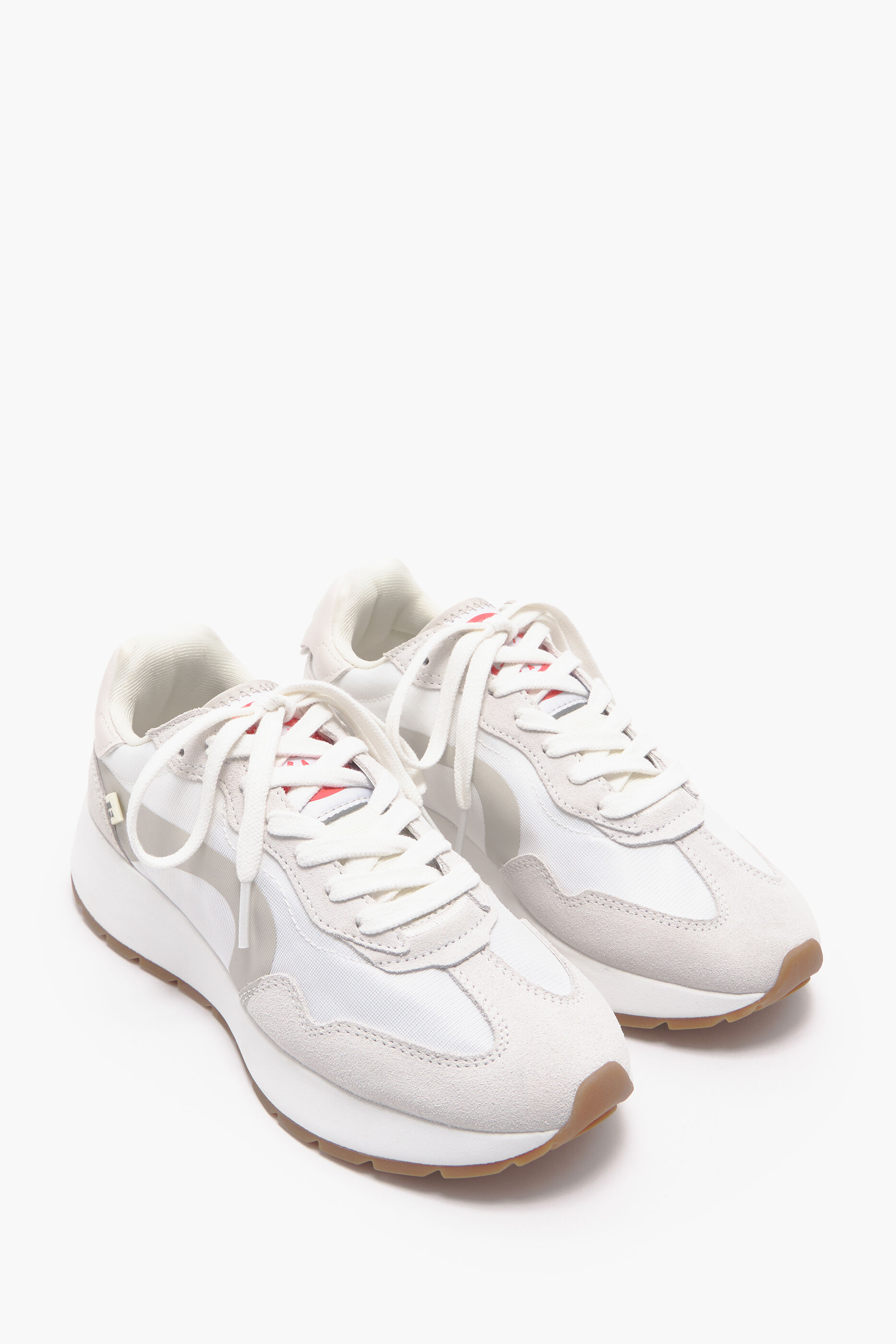 Roupa esportiva branca para o dia a dia