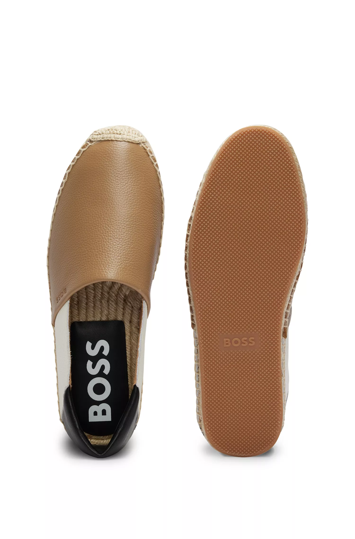Alpargatas BOSS em couro granulado preto com listras características nas cores da marca.