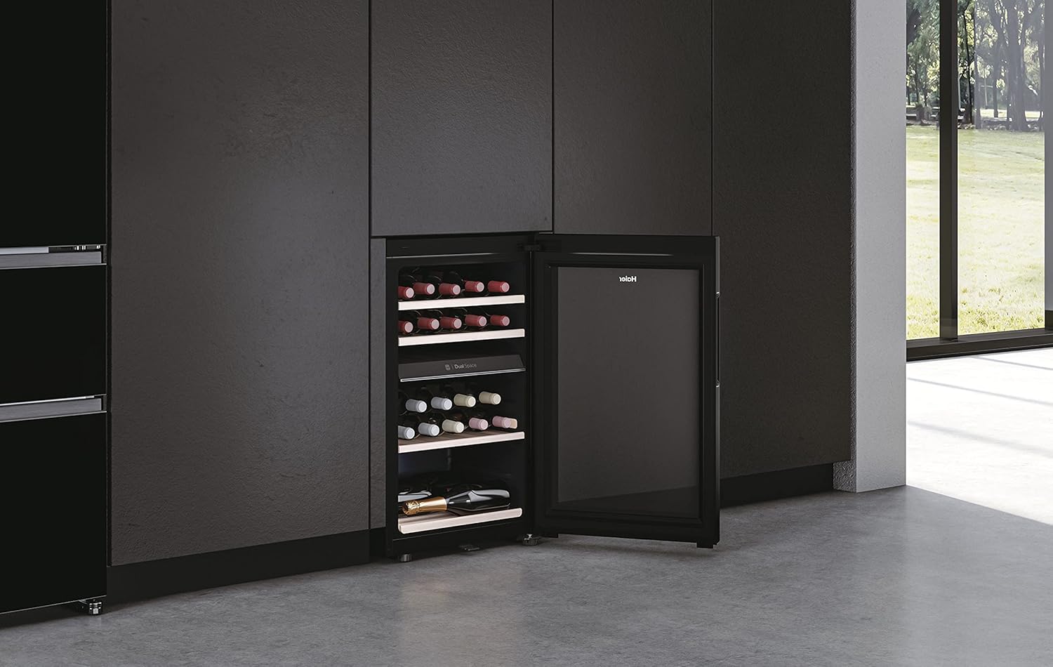 Haier HWS42GDAU1 Series 7 Cave à vin, 42 bouteilles, connectivité Wi-Fi, lumières LED et verre anti-UV, étagères en bois, 49,7 x 58,5 x 82 cm, noir
