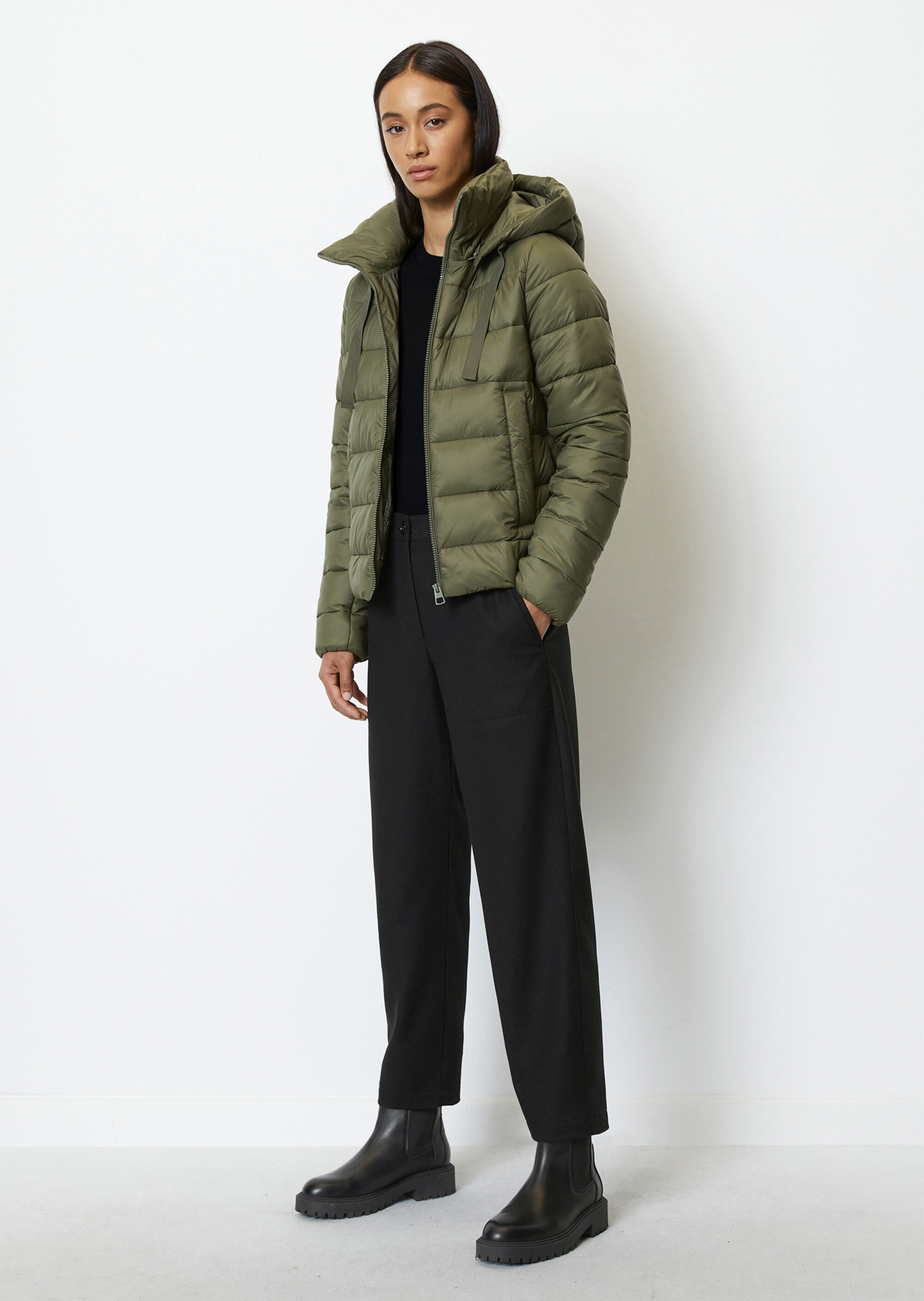 Leichte Kapuzen-Steppjacke regularaus recycelten Materialien