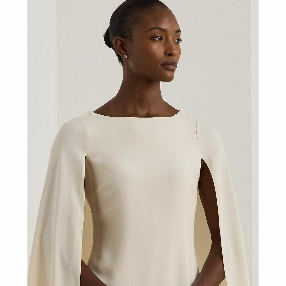 LAUREN RALPH LAUREN<br>Vestido curto de coquetel com decote canoa e capa PETRA.