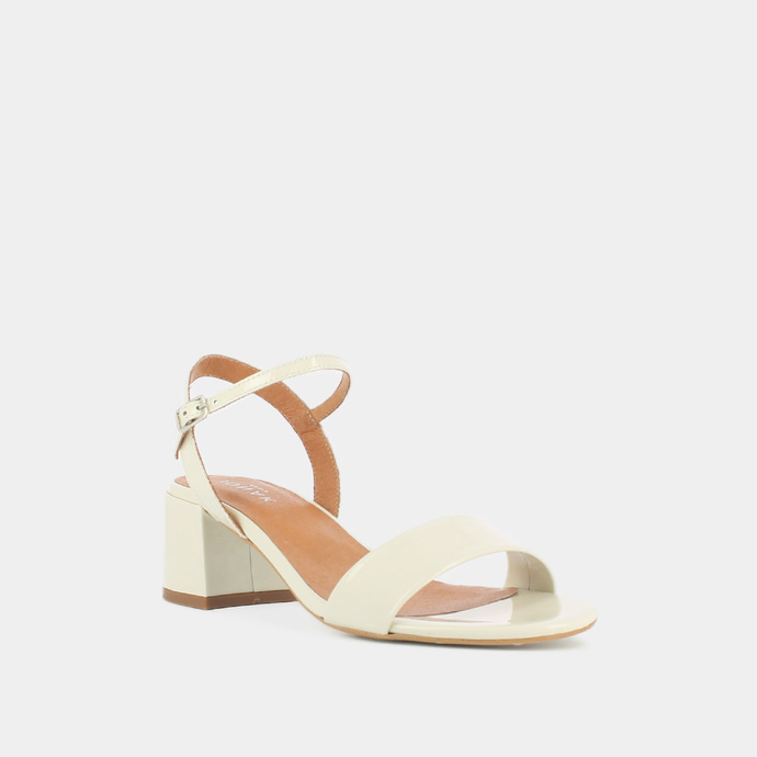 Sandales à talons et bouts ronds  en vernis écru