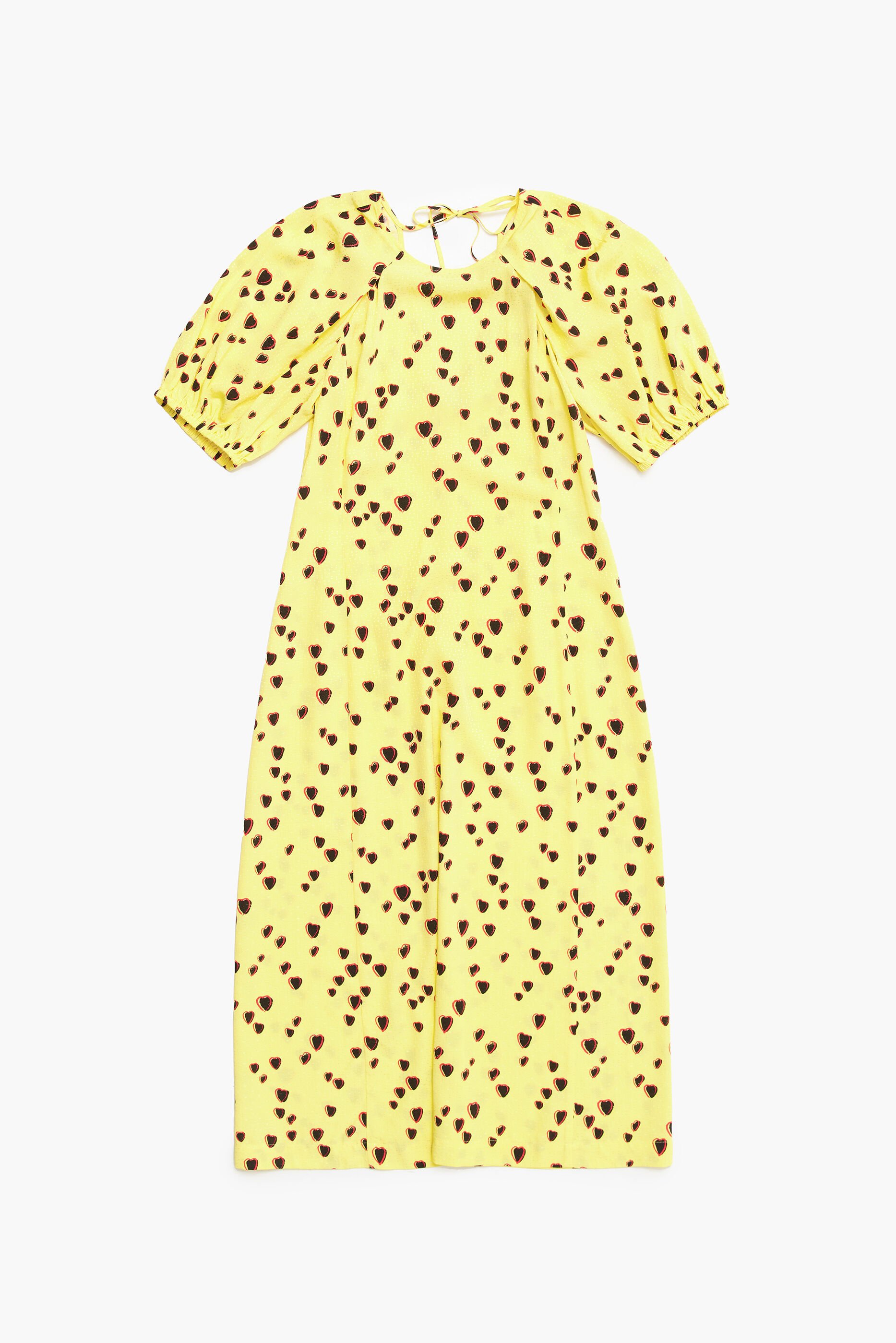 Vestido midi evasê com estampa de pequenos corações em amarelo.