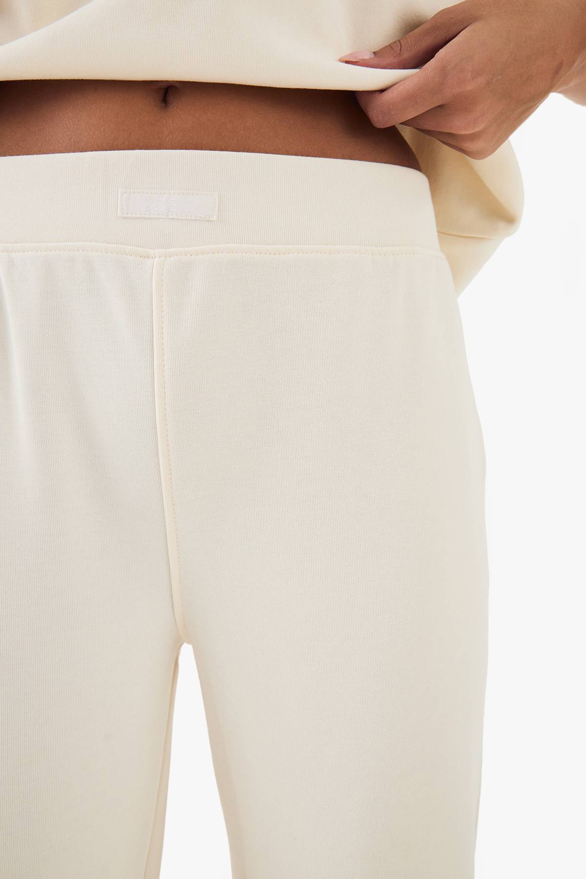 DSGN Studio Jogger en interlock épais à jambe droite