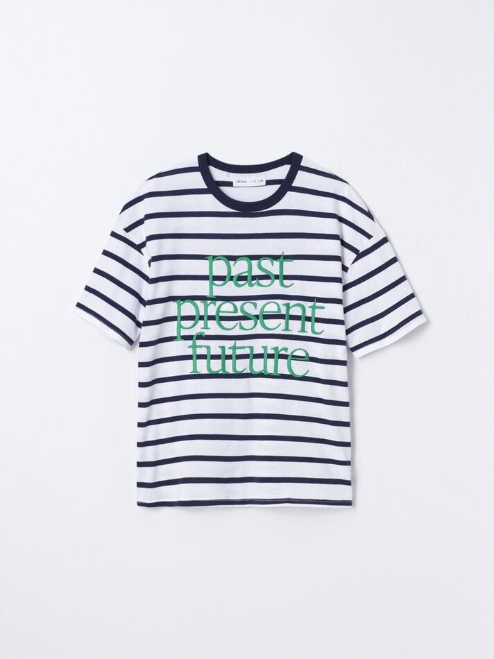 Camiseta listrada com bordado - Branca/azul marinho