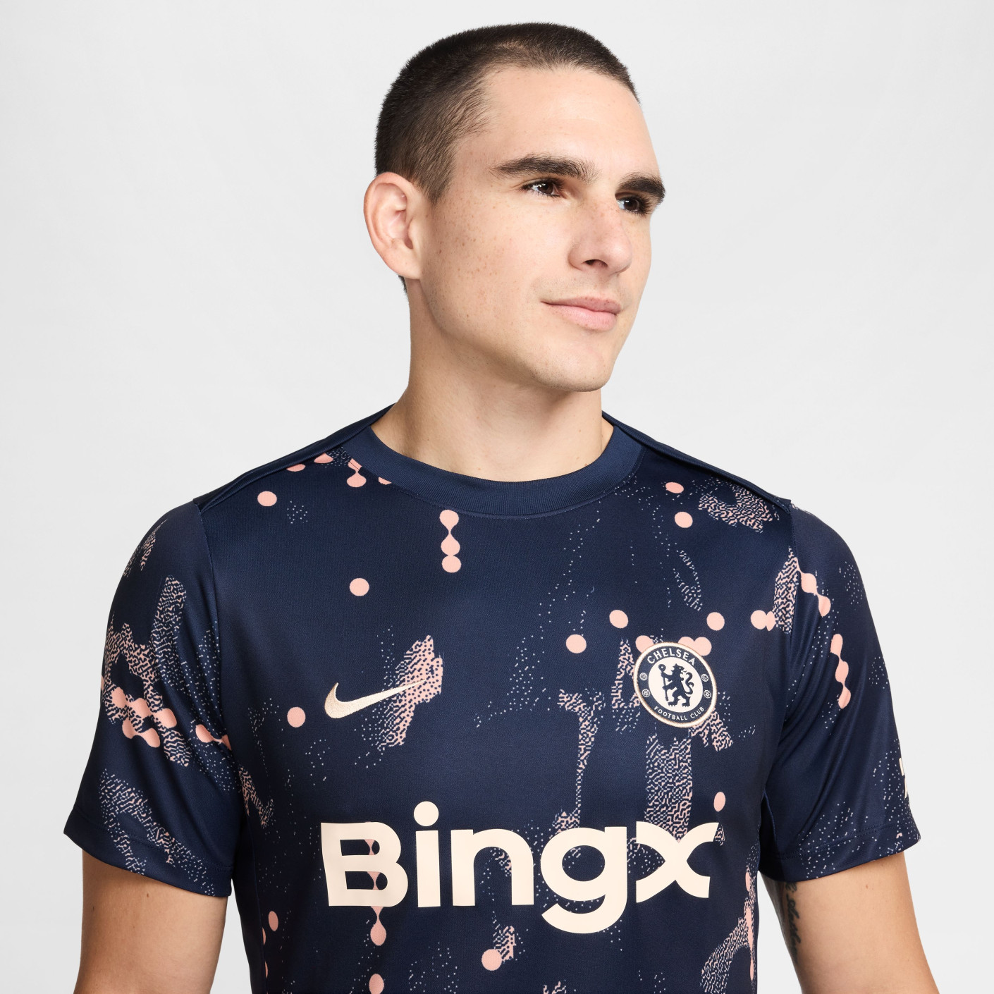 Nike Chelsea Pre-Match Trainingsshirt 2024-2025 Donkerblauw Lichtroze Goud