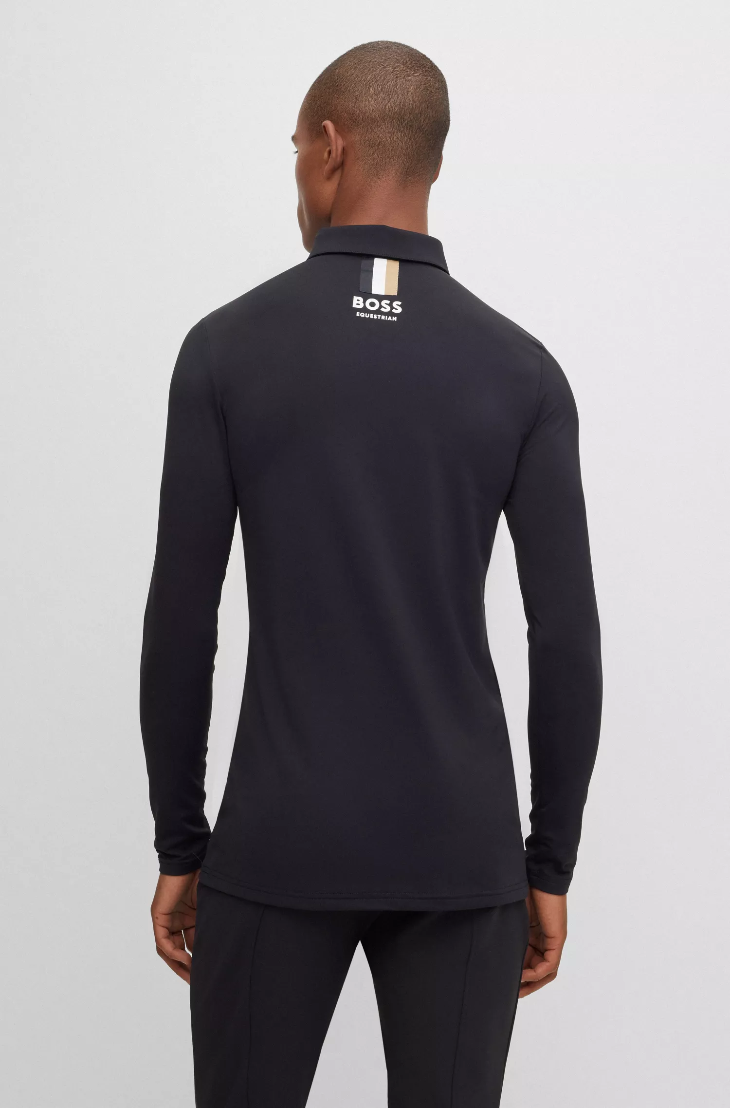 Camisa polo BOSS preta para treinamento equestre em tecido super elástico.