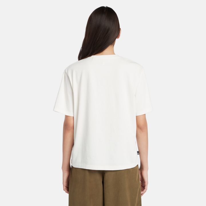 Camiseta feminina branca com logo da estação.