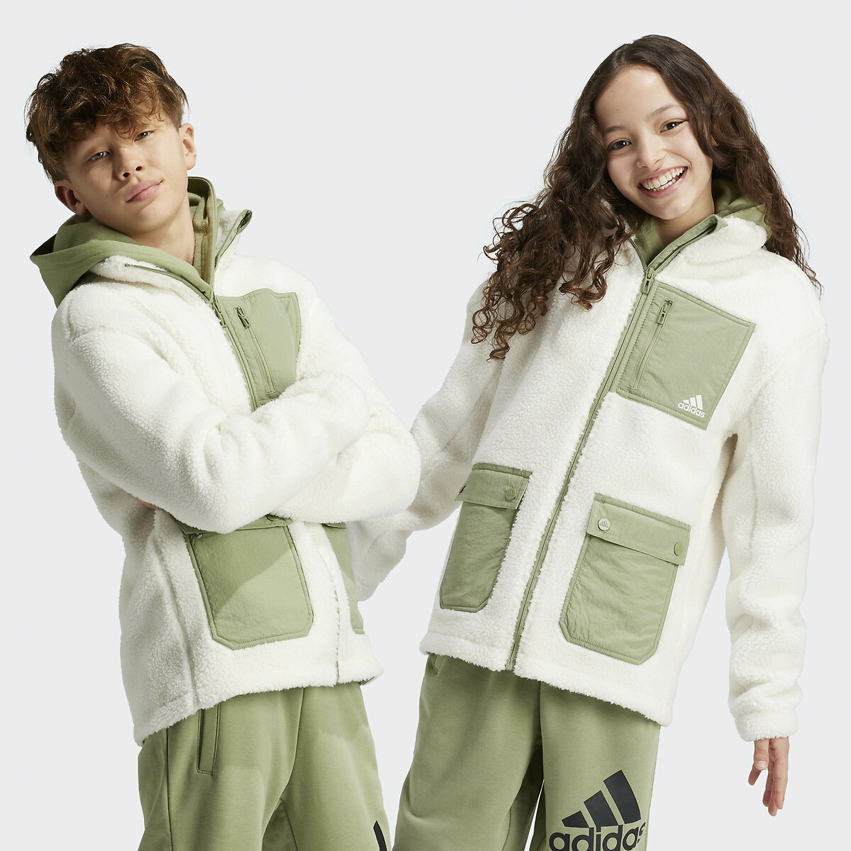 ADIDAS ROUPAS ESPORTIVAS<br>Colete em sherpa com capuz