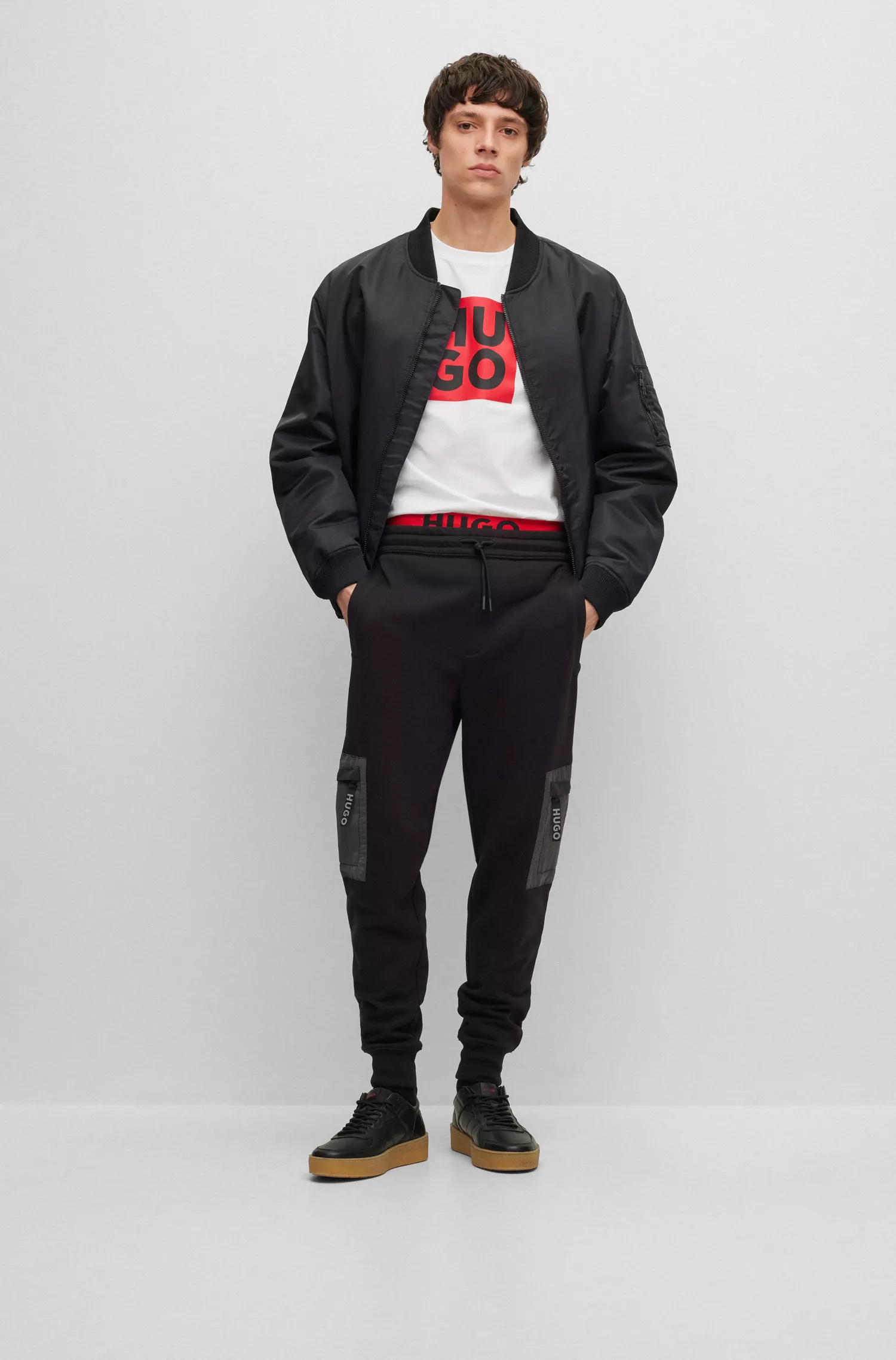 Jaqueta bomber HUGO vermelha, oversized, repelente à água e com estampa do logo.