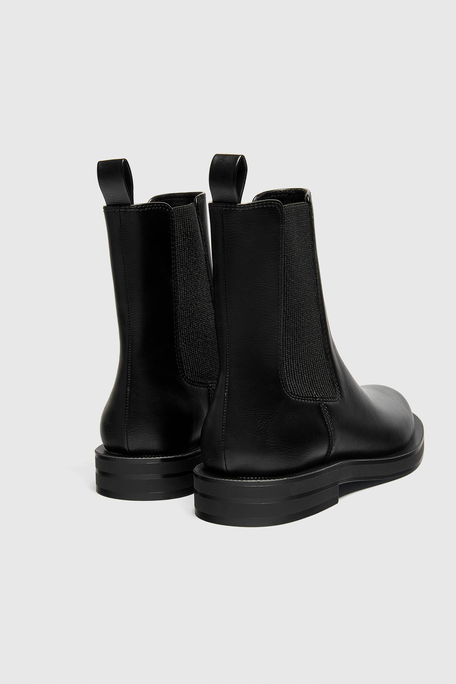 BOTAS DE CANO BAIXO COM ELÁSTICO - PRETAS