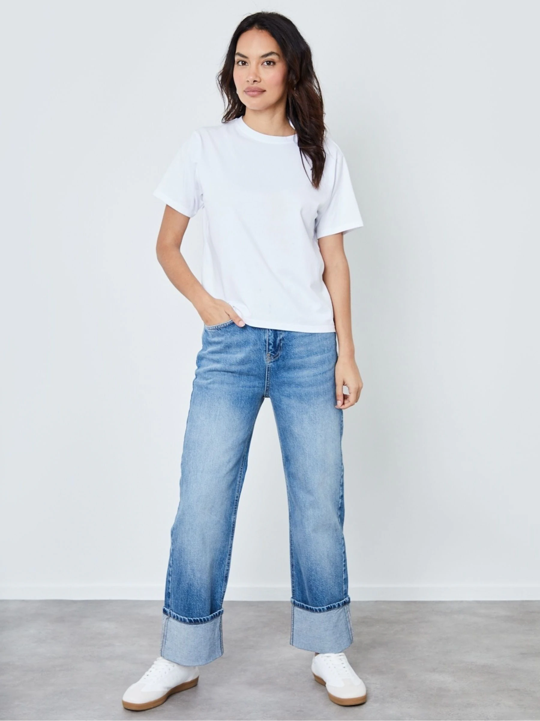 Another Sunday jeans met tonvormige pijpen, middenwassing en opgerolde zoom