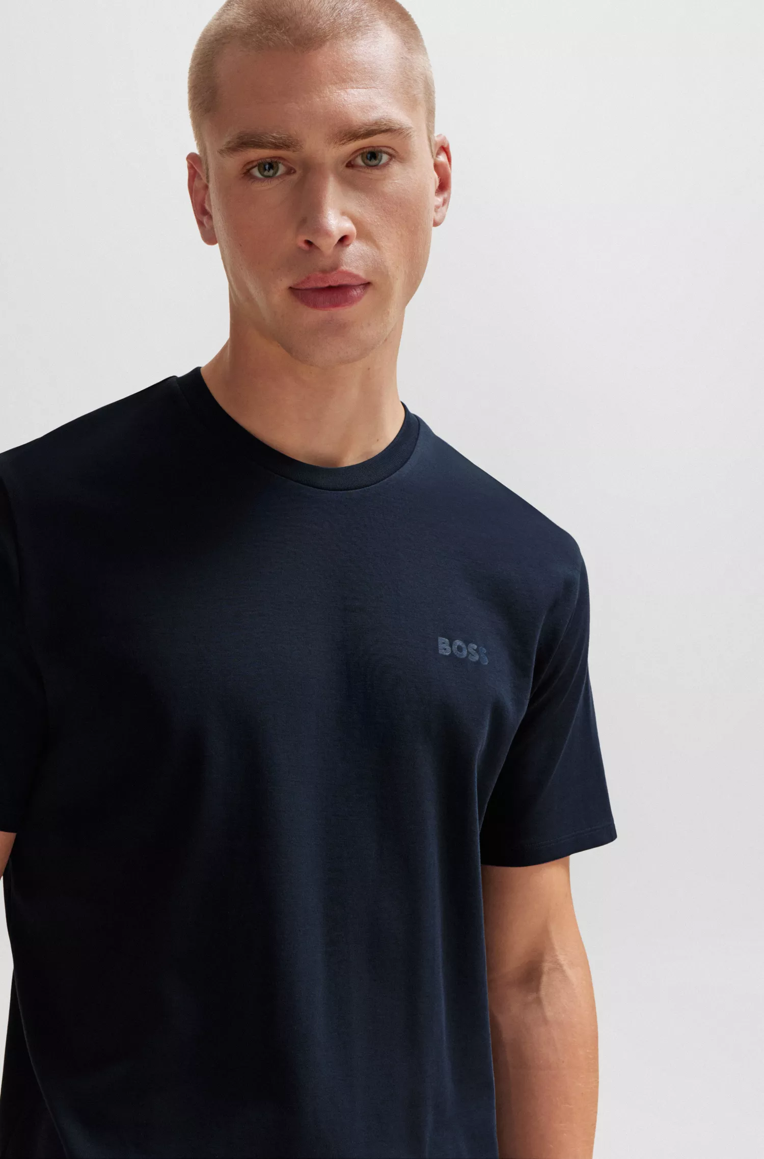 Pijama BOSS preto em algodão interlock com a marca estampada, em caixa de presente.