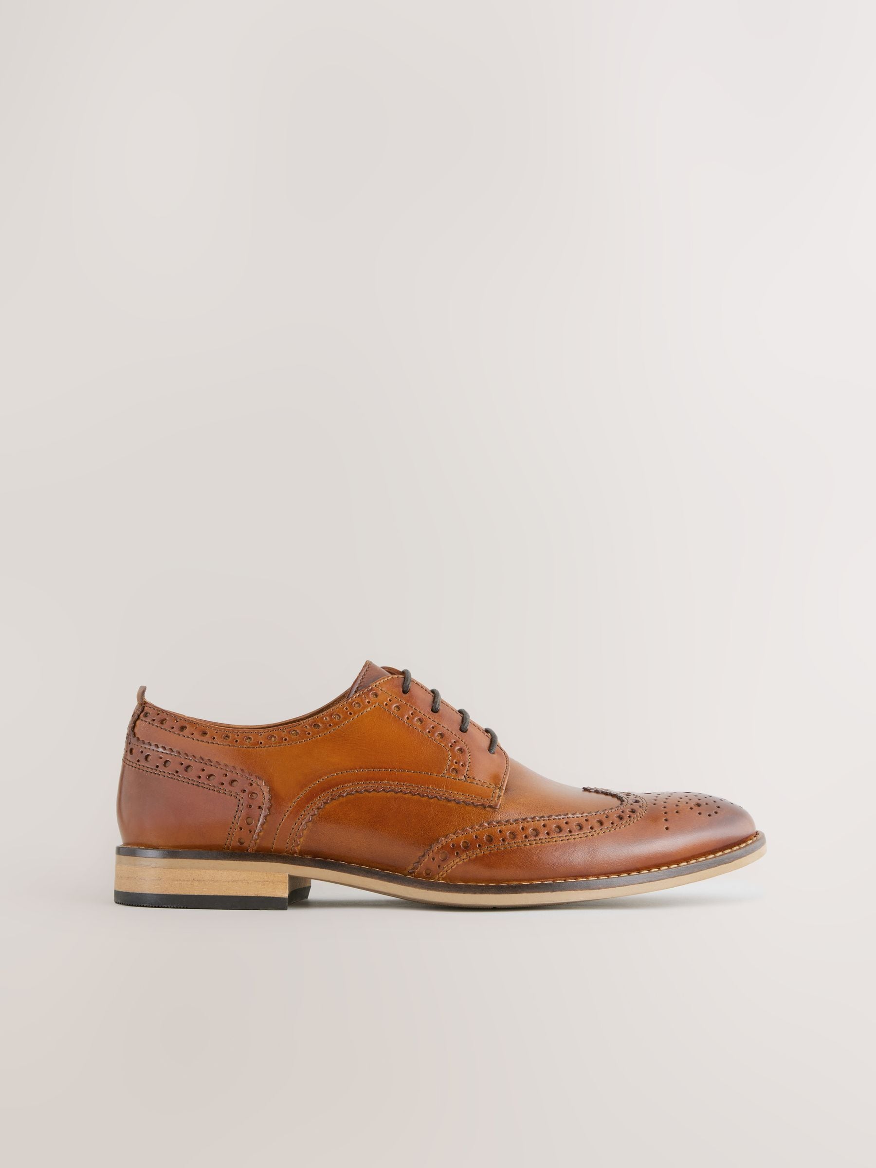 Lichtbruin - Standaard pasvorm - Brogues van leer met contrasterende zool
