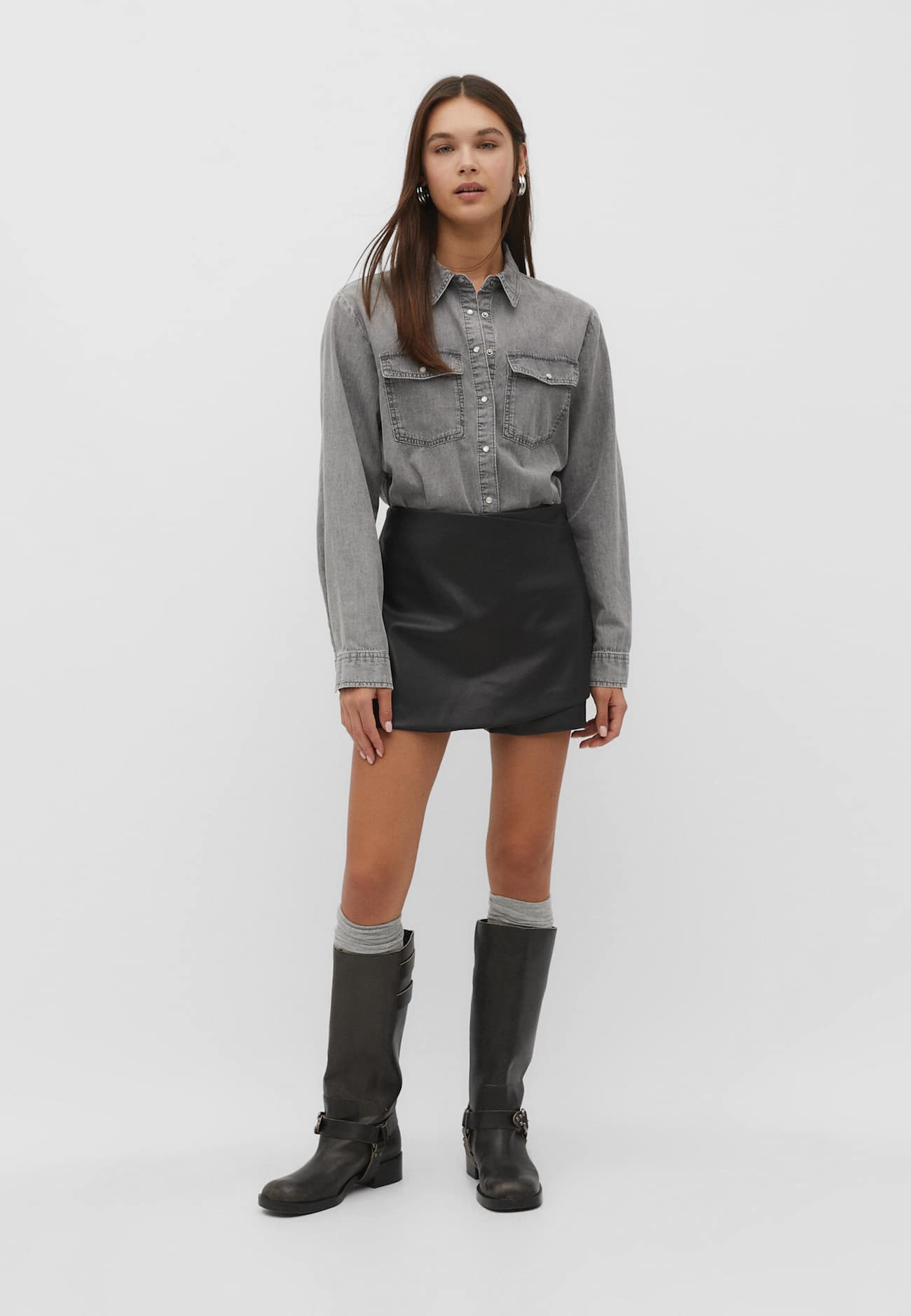 Saia-calça com efeito de couro e sobreposição