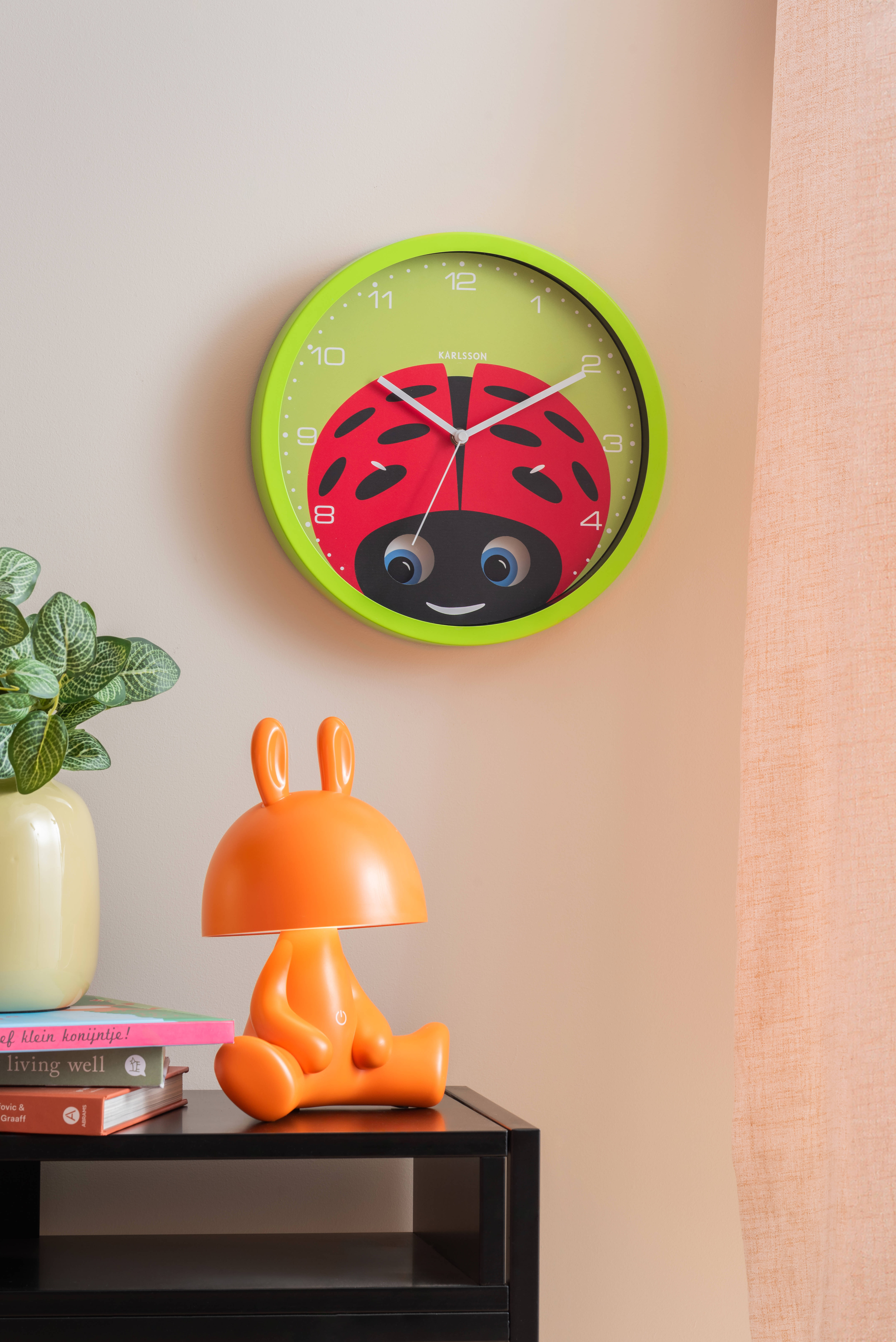 Karlsson Klokken wandklok Peekaboo Ladybug (Ø30,8 cm)