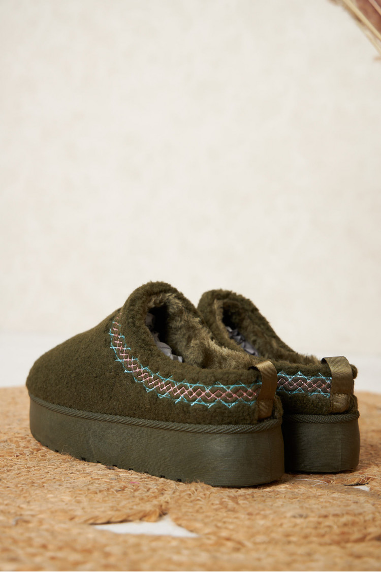 Bottines chaussons kaki en peau de moutons ouverts