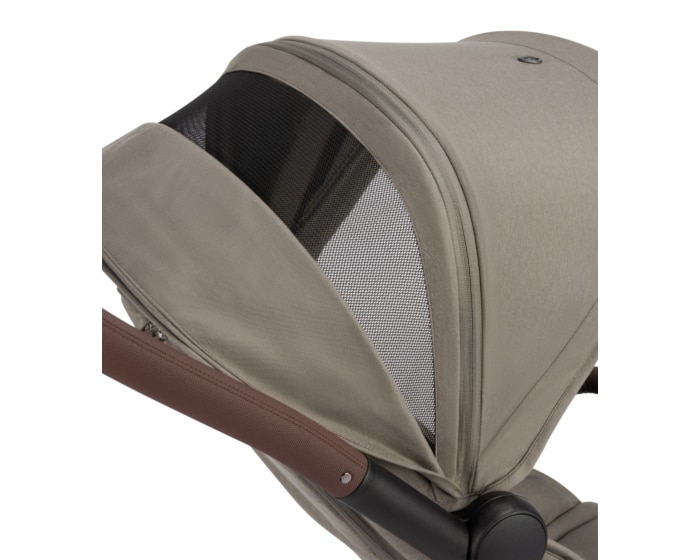 Soho 0 - 4 Y   0 - 22 kg    Automatischer Klappmechanismus |    Geräumiger Sitz mit ergonomischen Liegepositionen |    Große pannensichere Räder |    Intelligentes Travelsystem |