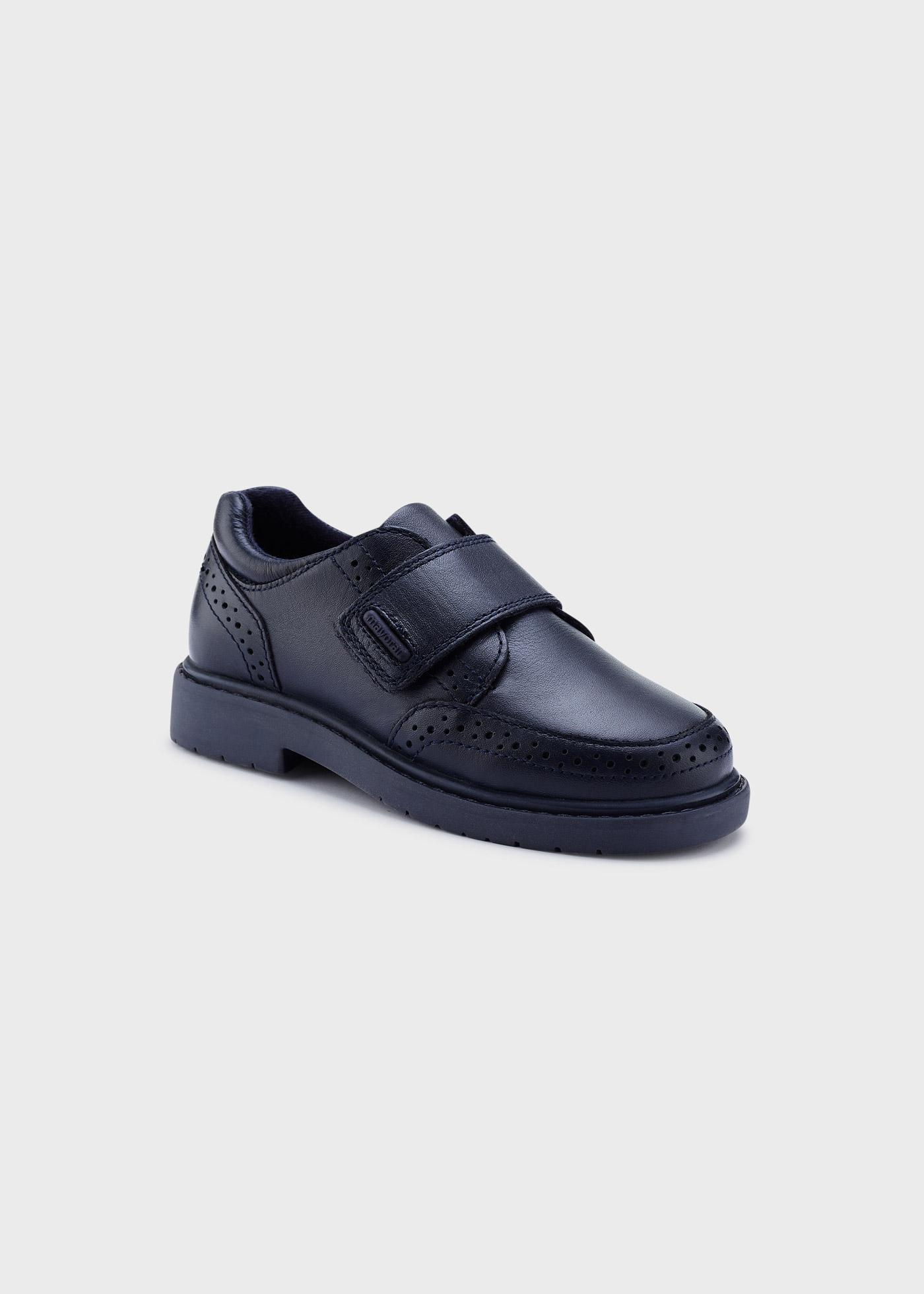 Sapato escolar com fecho de velcro