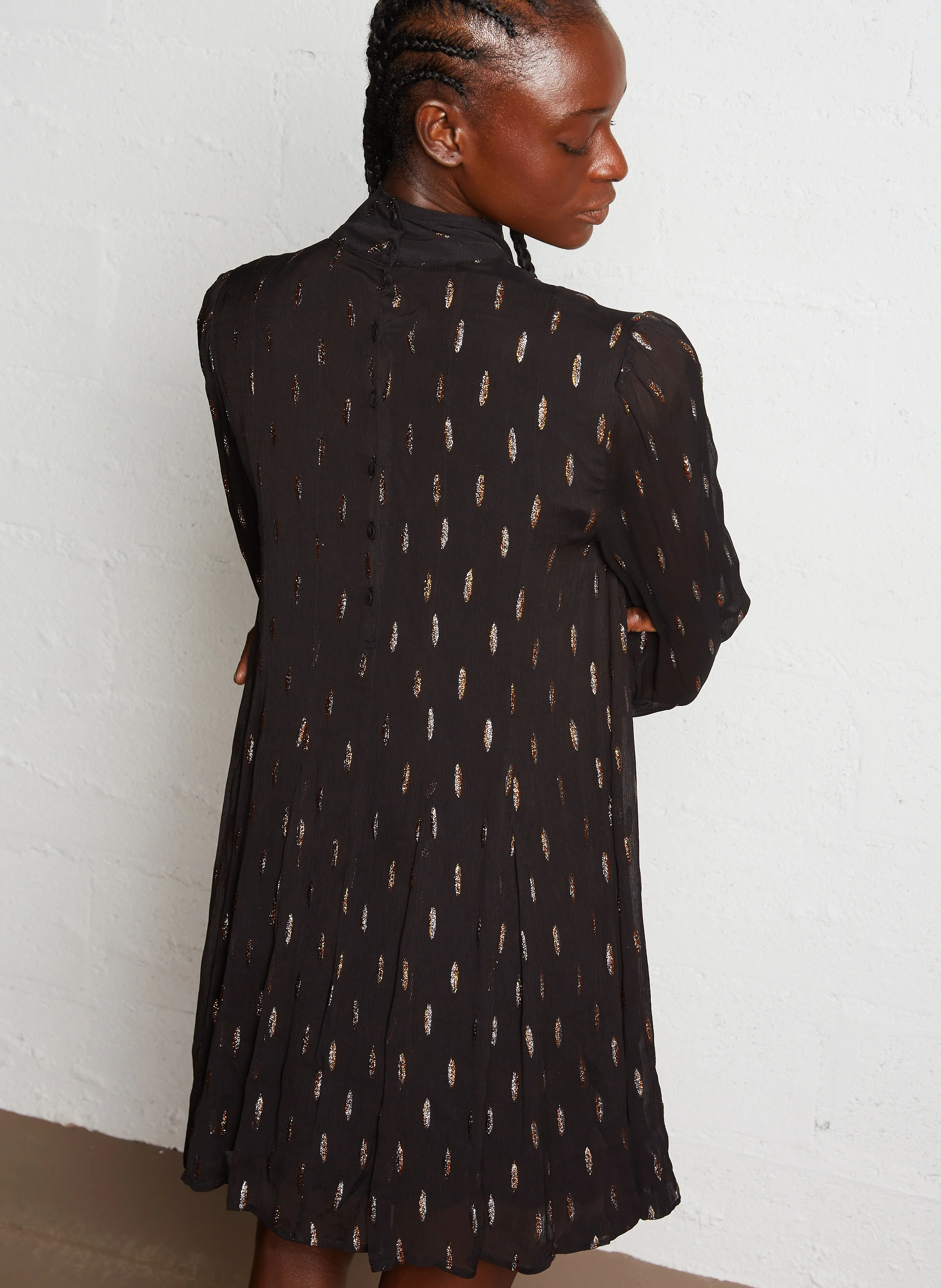 ROKIA - Robe courte évasée à col montant | Noir