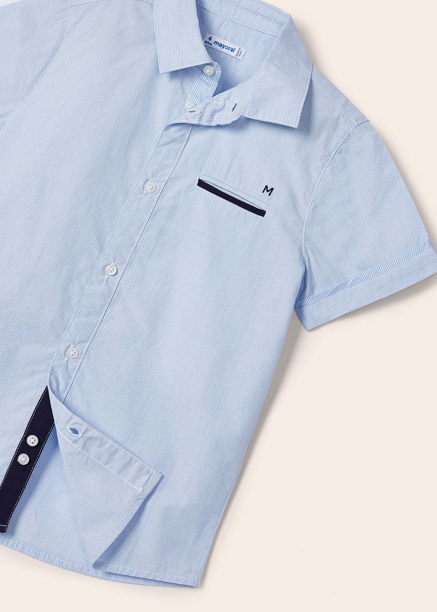 Camisa de manga curta para meninos, feita com algodão sustentável.