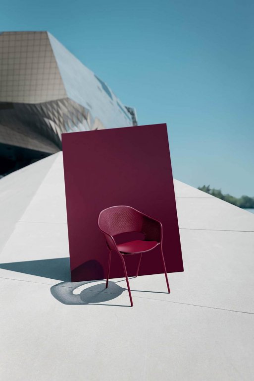 Fermob Kate tuinstoel met armleuning Black Cherry