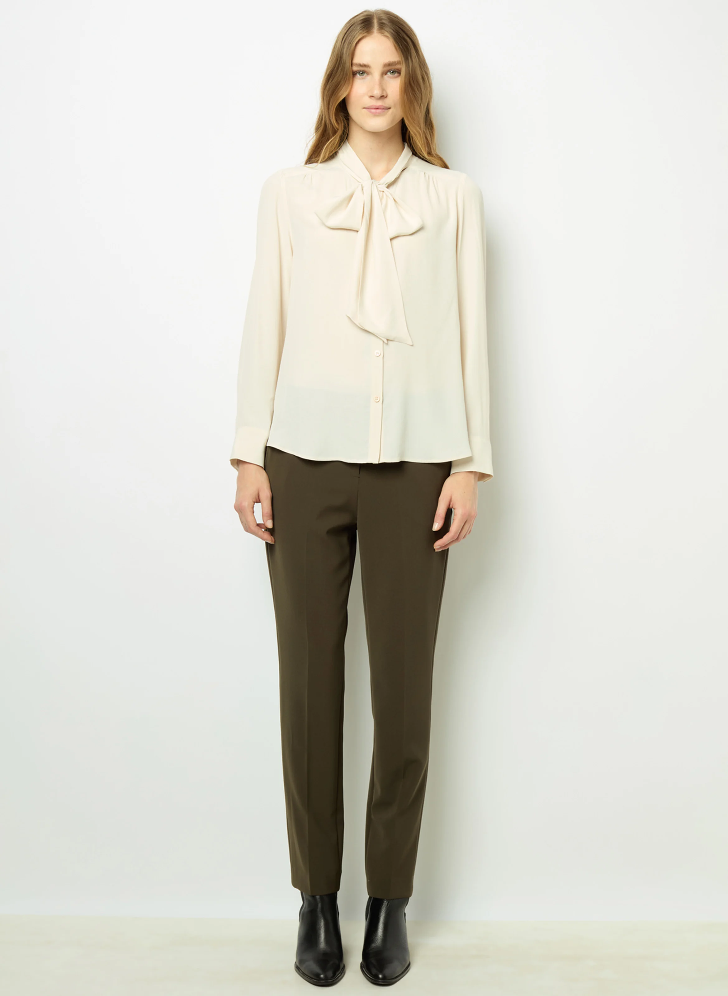 BELPHINE - Chemise col lavallière droite satinée | Beige