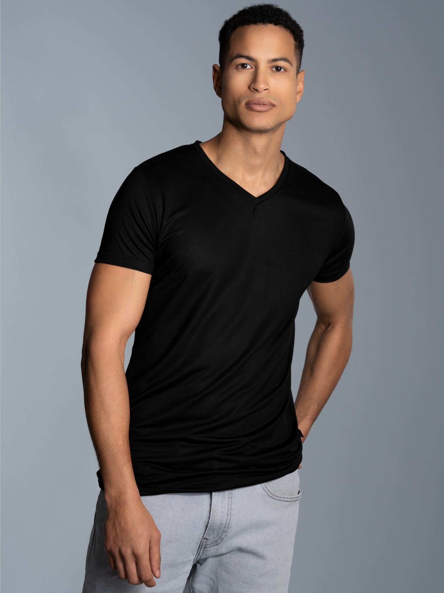 V-Shirt aus 100% Lyocell Schwarz