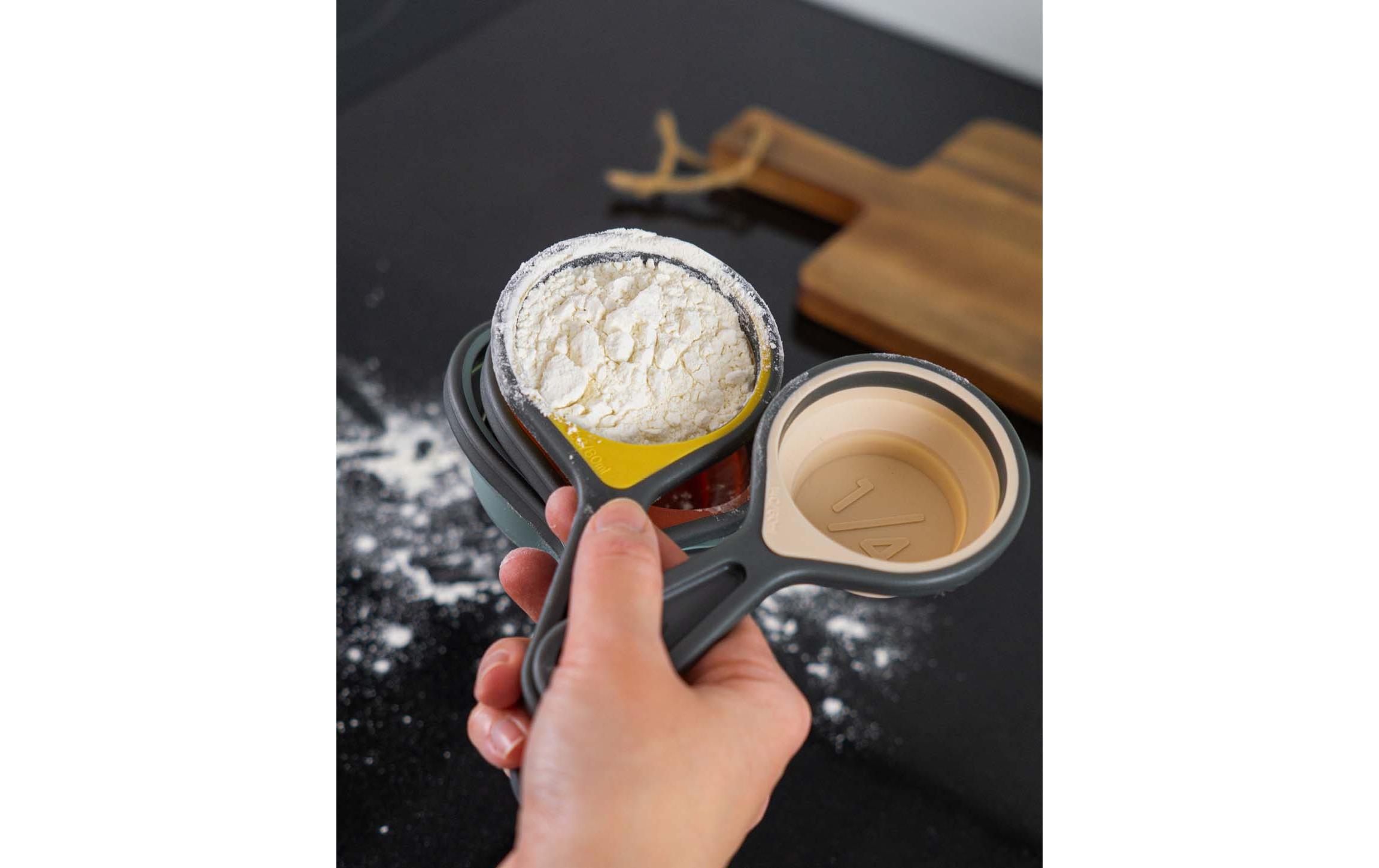 Messbecher 4er Set 1/4 dl bis 1 dl, Mehrfarbig4 in 1 Cup Messbecher Set aus grauem Silikon mit farbiger Innenseite