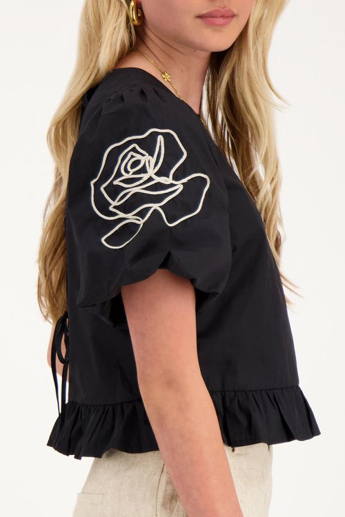 Zwarte blouse met bloemen detail en strikjes aan achterzijde