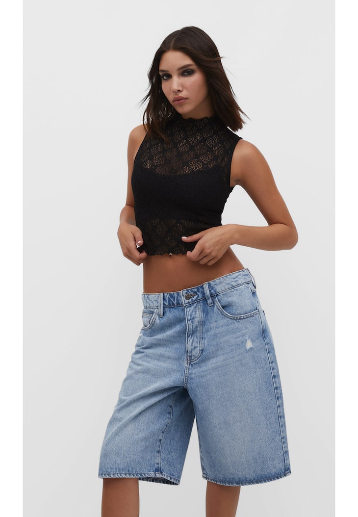 Blusa de gola alta com renda combinando